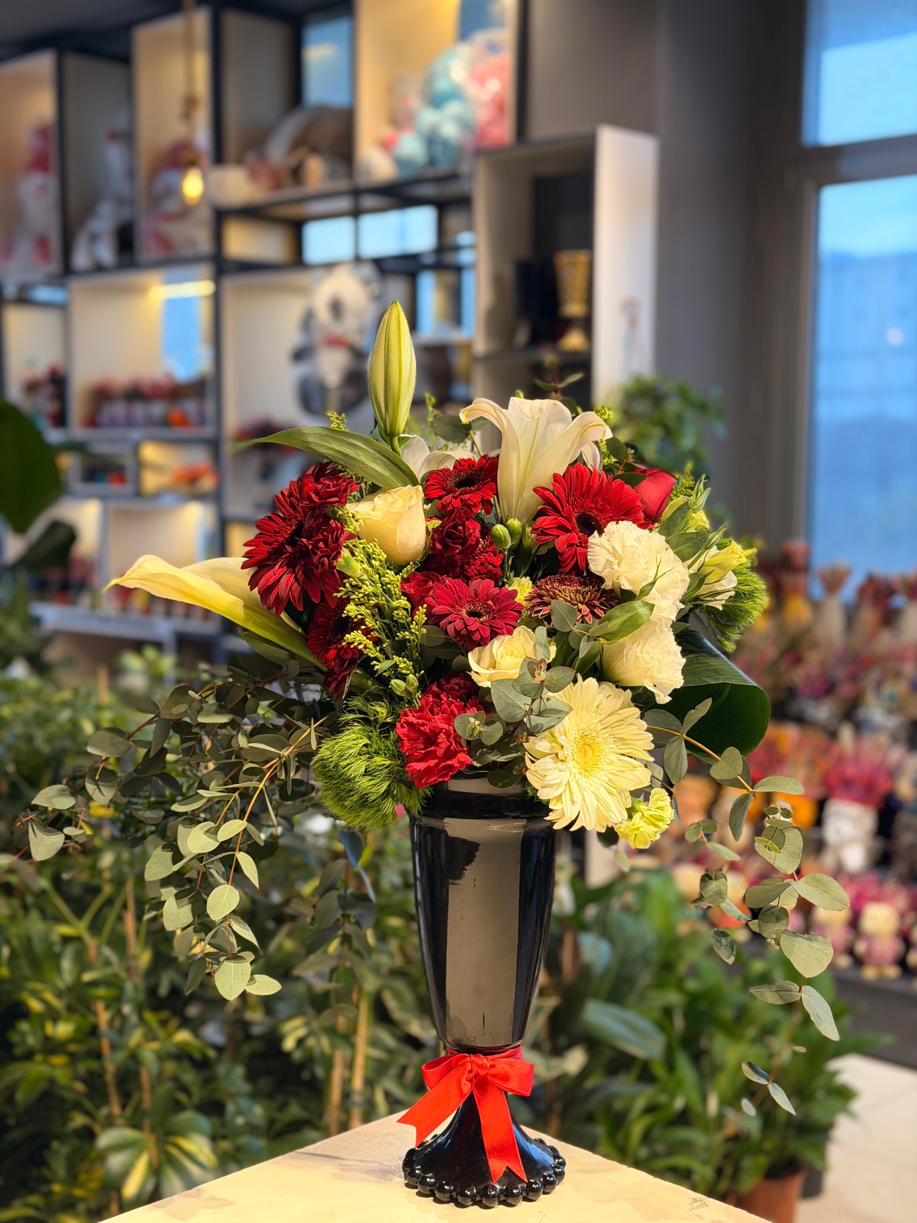 Siyah Vazo İçerisinde Canlı Lilyum Gerbera Gül Aranjmanı