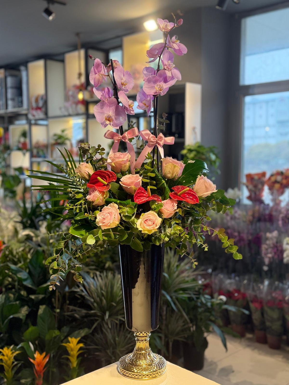 Siyah Vazoda Pembe Orkide Aranjmanı