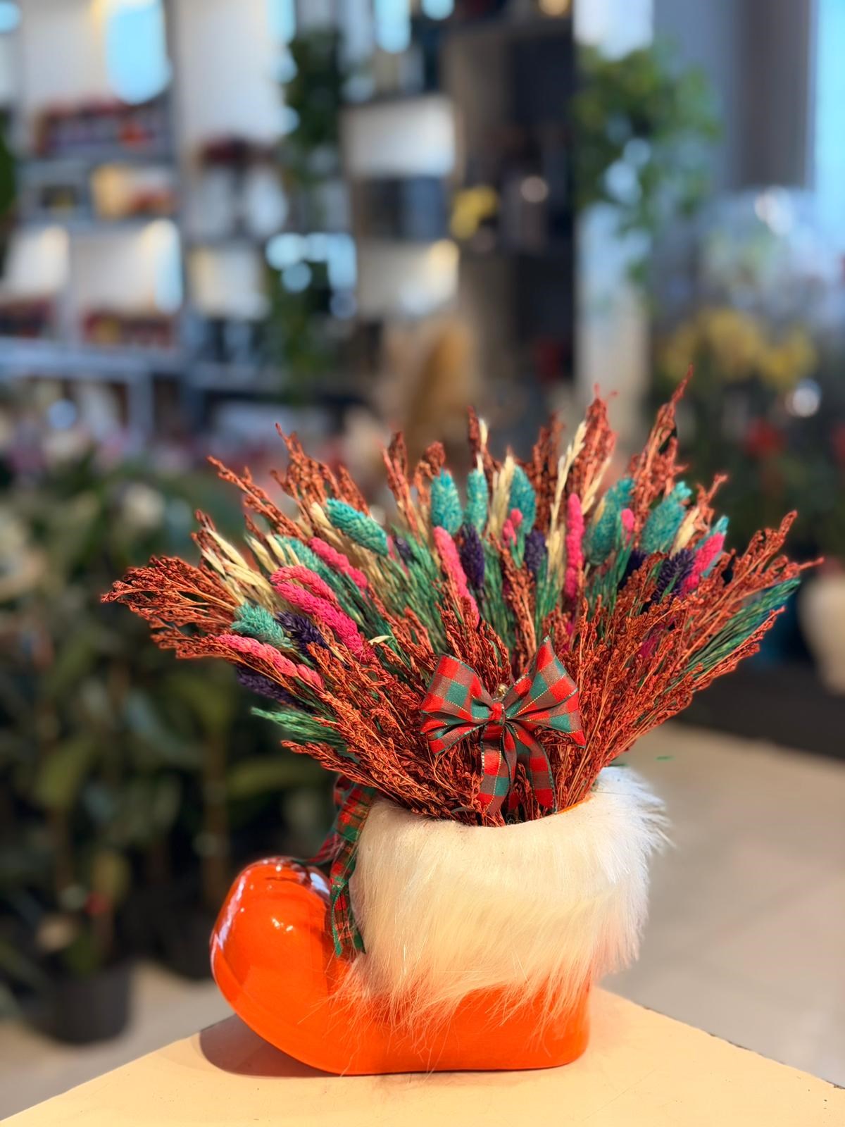 Turuncu Çizme Seramik Kiremit Mavi Kuru Çiçek Aranjmanı