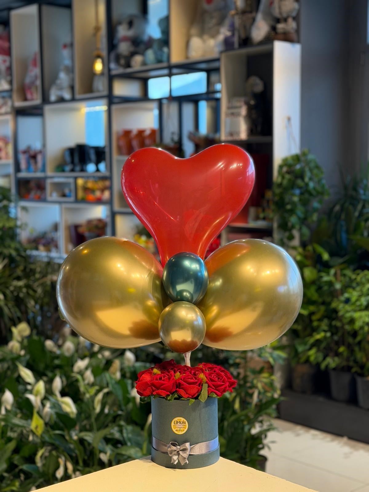 Yeşil Kutu İçerisinde Yapay Kırmızı Gül Balon Detaylı