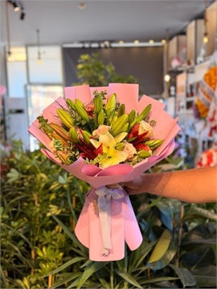 Lilyum & Renkli Gül Karışık Mevsim Buketi