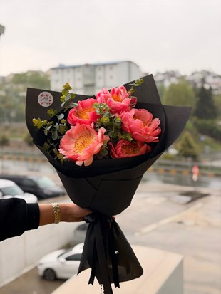 Pembe Şakayık Buketi Siyah Paket