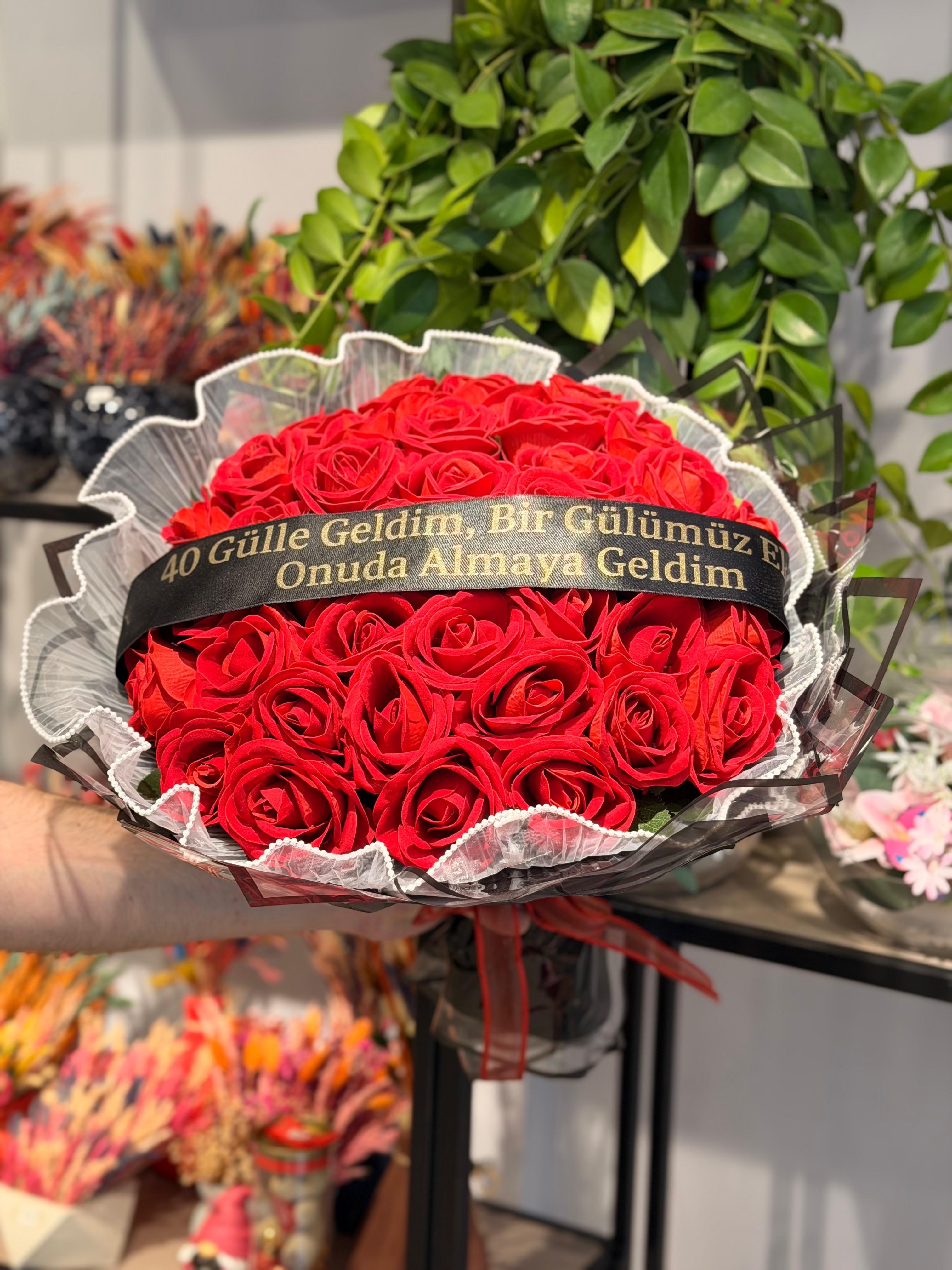 40 Adet Yapay Kırmızı Gül Buketi Siyah Paket