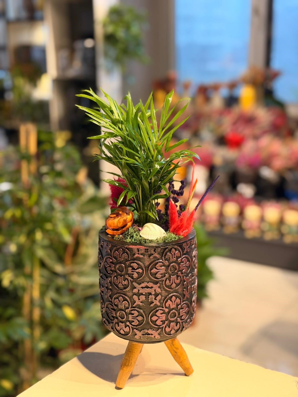 Ayaklı Seramik Chamaedorea Kırmızı Kuru Çiçek Detaylı