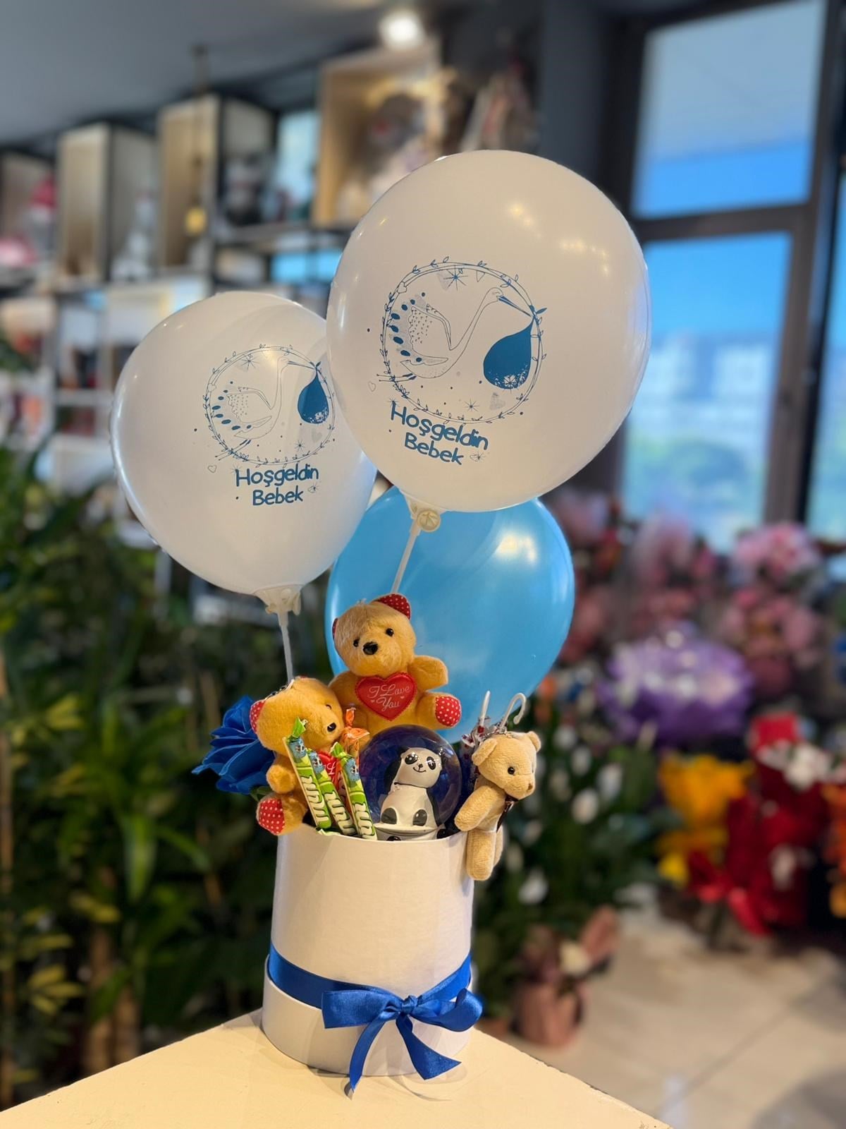 Beyaz Kutu İçerisinde  Turuncu Peluş Ayıcık Mavi Balon Aranjmanı