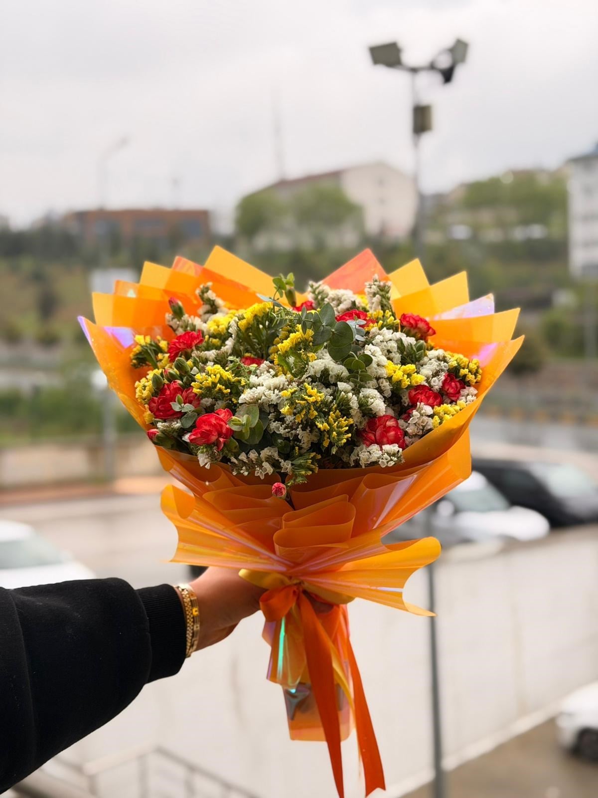 Beyaz Sarı Statis Kırmızı Karanfil Buketi