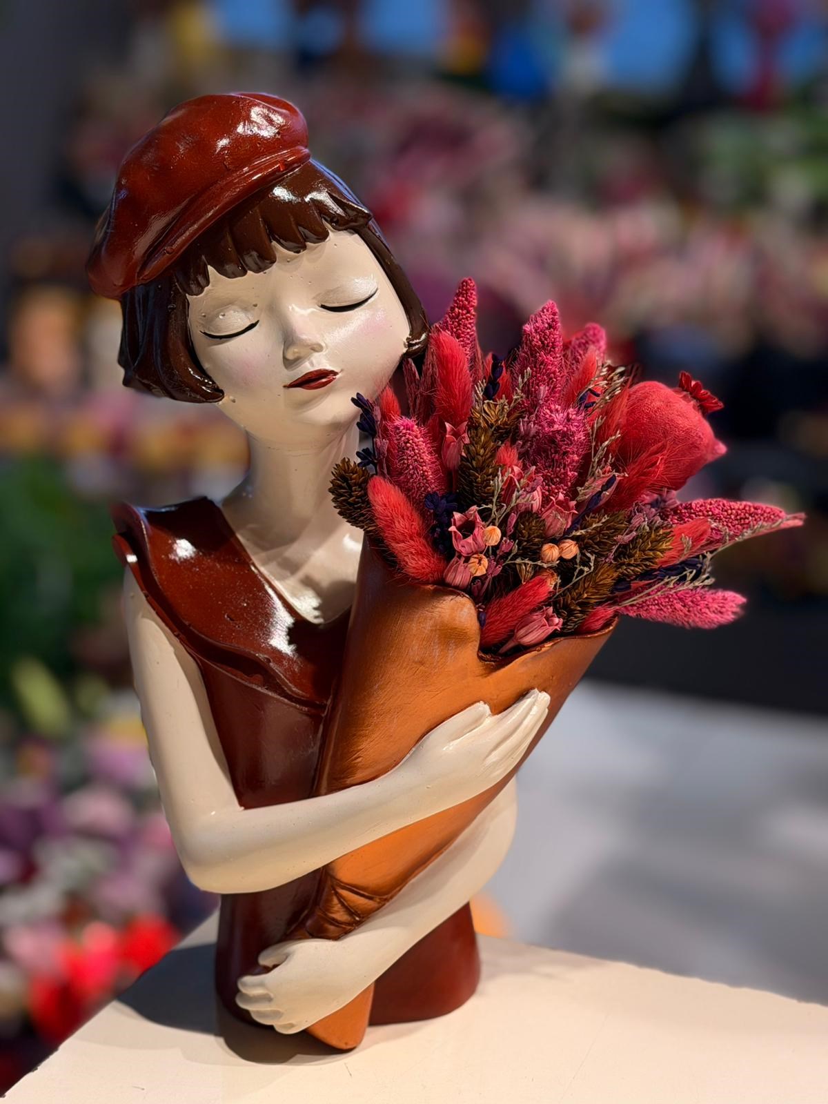 Bordo Şapkalı Buket Tutan Kız Seramik Kuru Çiçek