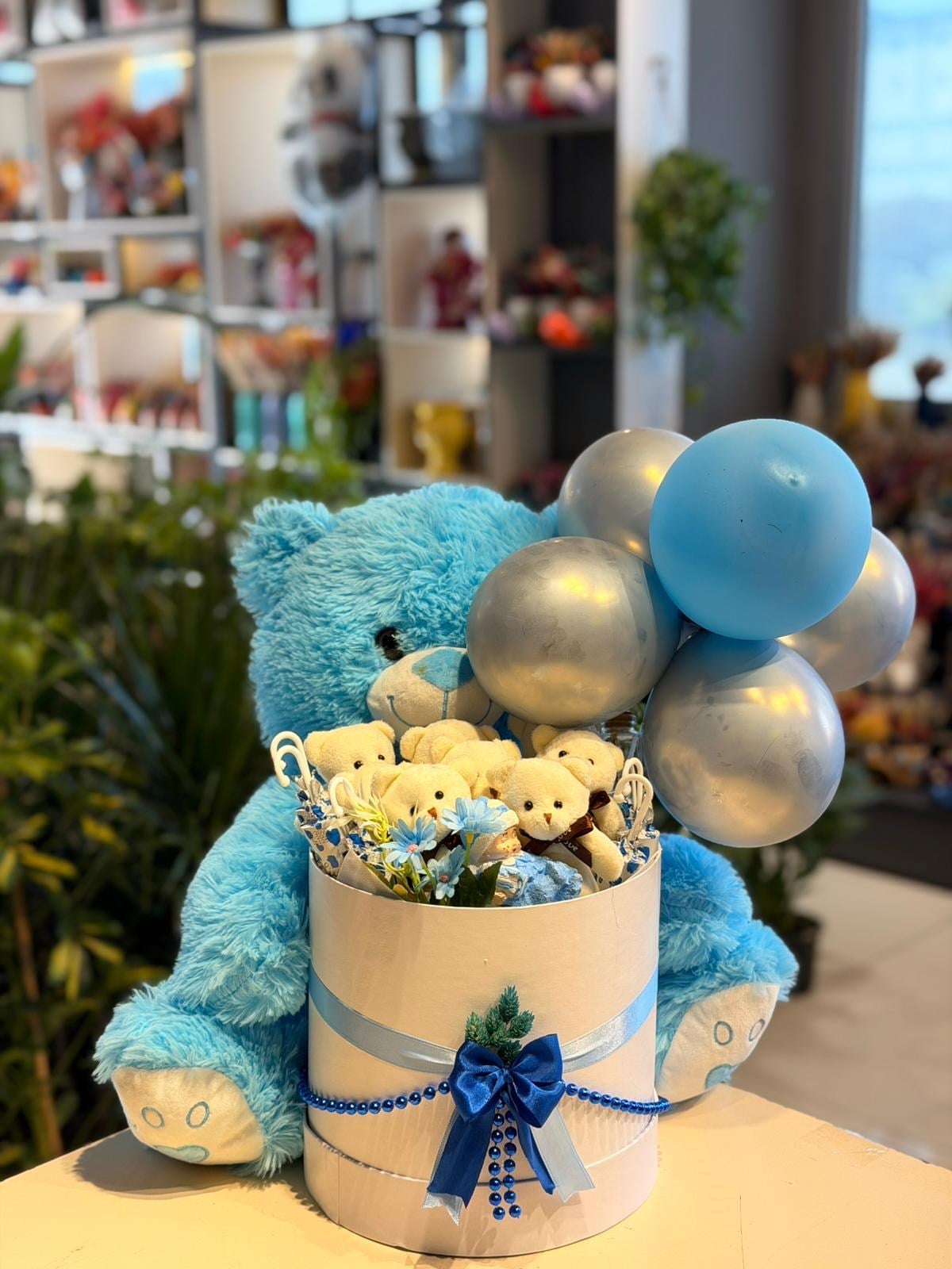 Büyük Boy Beyaz Kutu Mavi Ayıcık Balon Aranjmanı