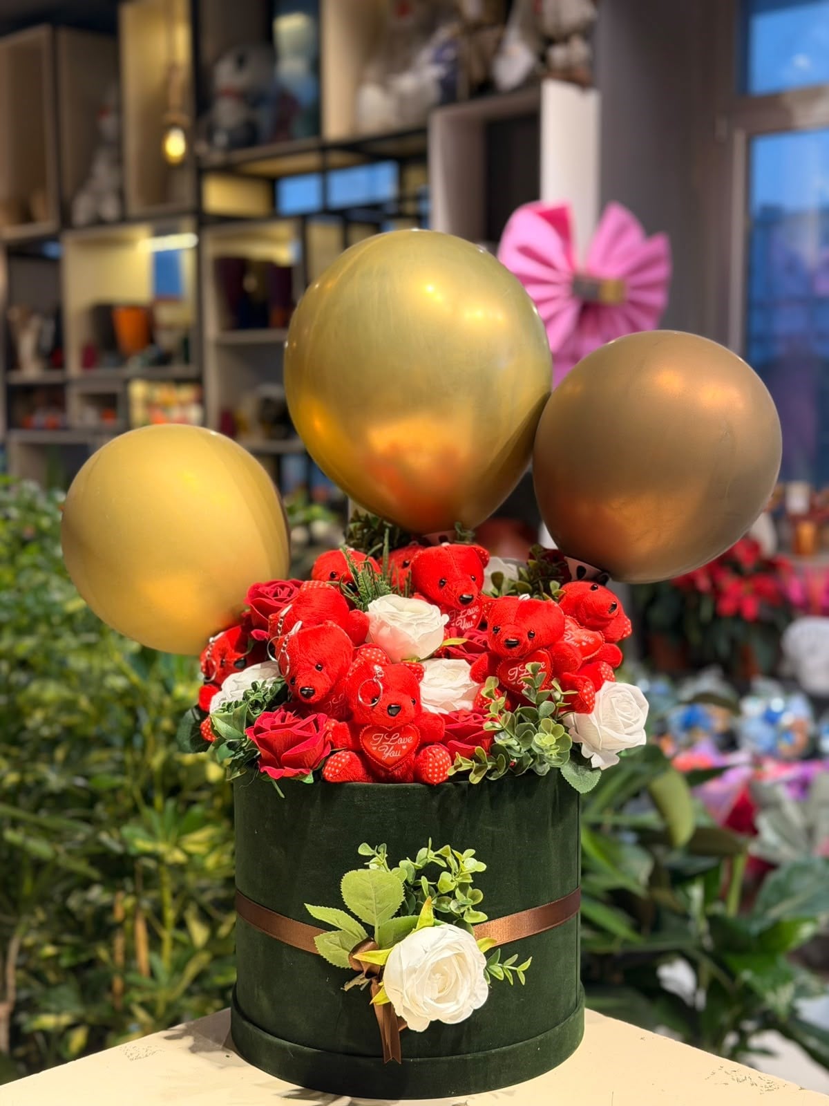 Büyük Yeşil Kutu İçerisinde Yapay Beyaz Gül Peluş Ayıcık Balon Aranjmanı