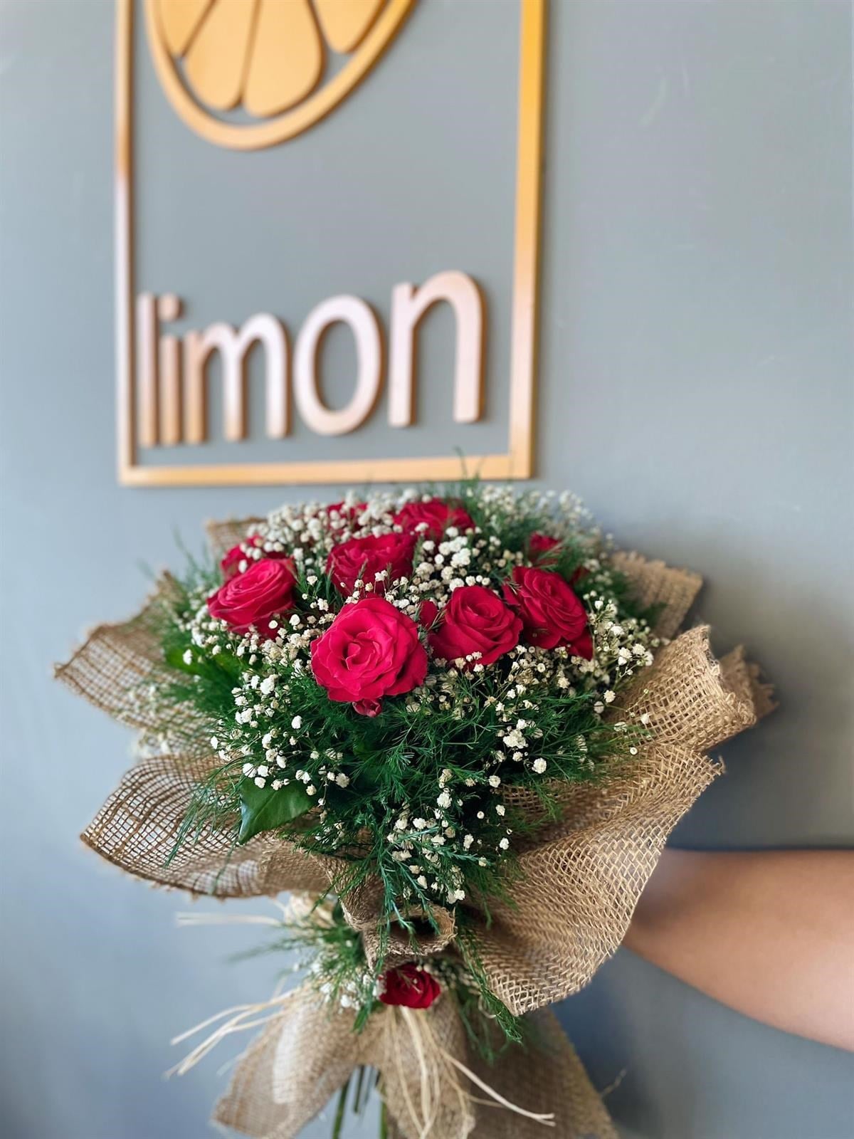 İthal 10 Adet Kırmızı Gül Buketi Hasır Paket