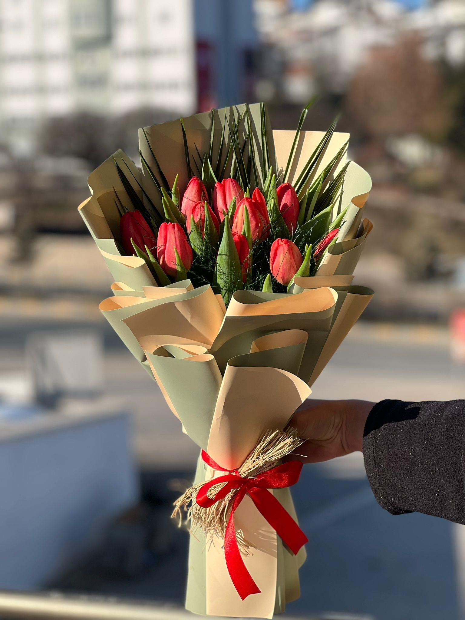 İthal Kırmızı Canlı Lale Buketi 10 Adet