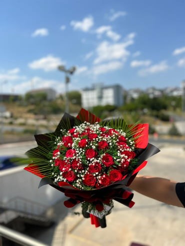İthal Siyah-Kırmızı Pakette Kırmızı Gül Buketi 30 Adet