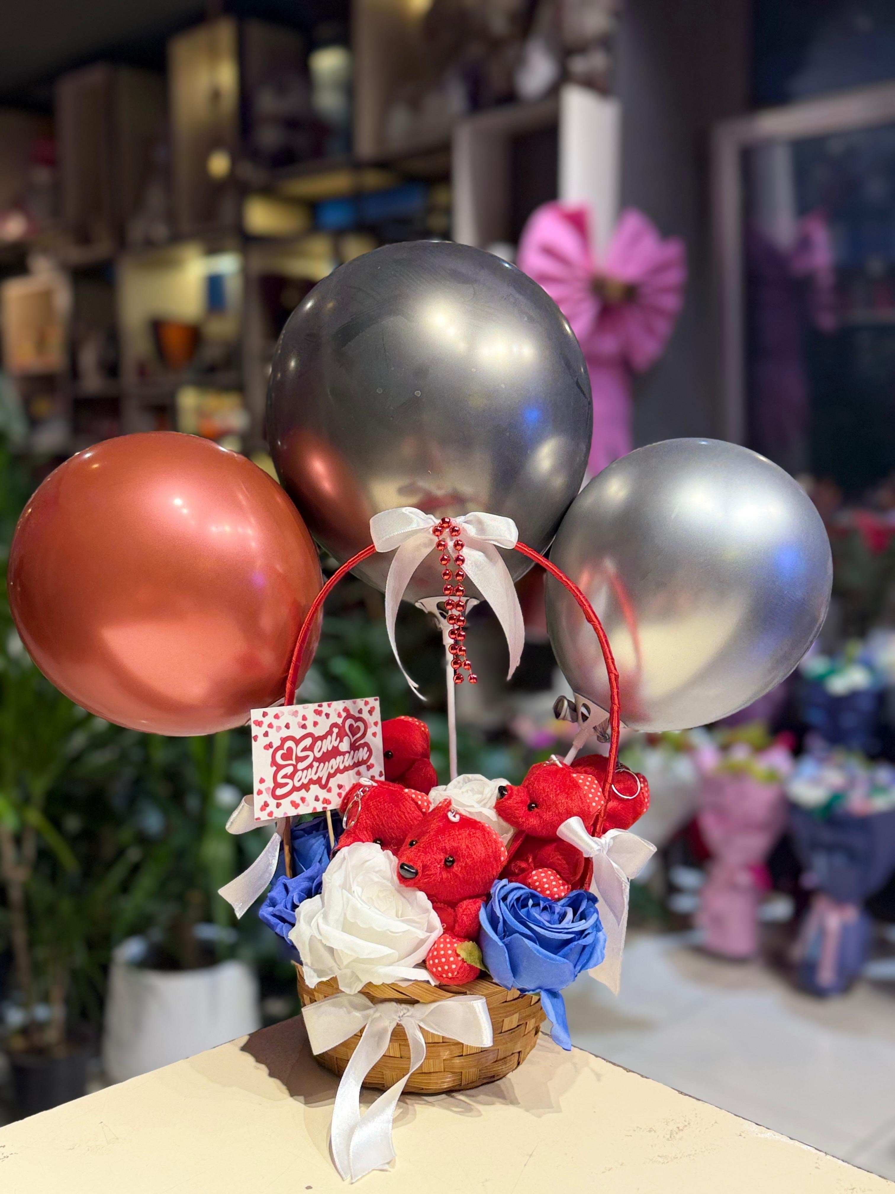Kahverengi Sepet İçerisinde Kırmızı Peluş Ayıcık Balon Aranjmanı