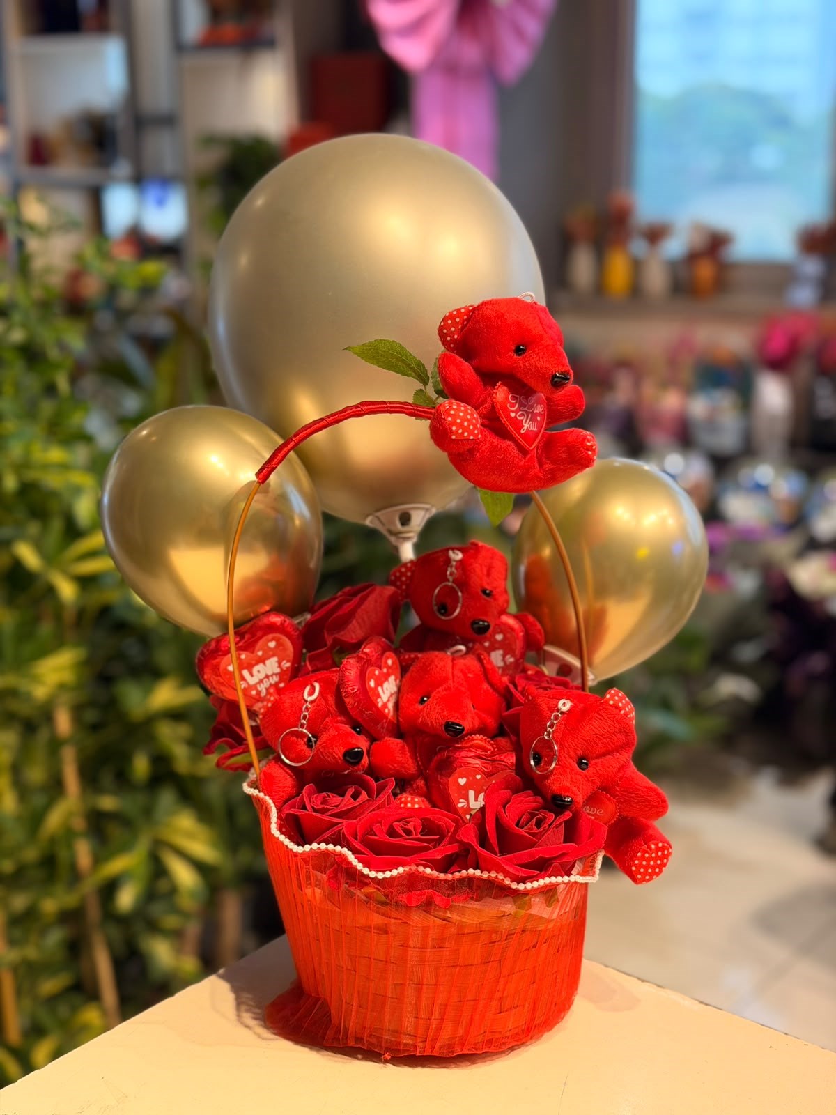 Kahverengi Sepet İçerisinde Kırmızı peluş Ayıcık Balon Detaylı