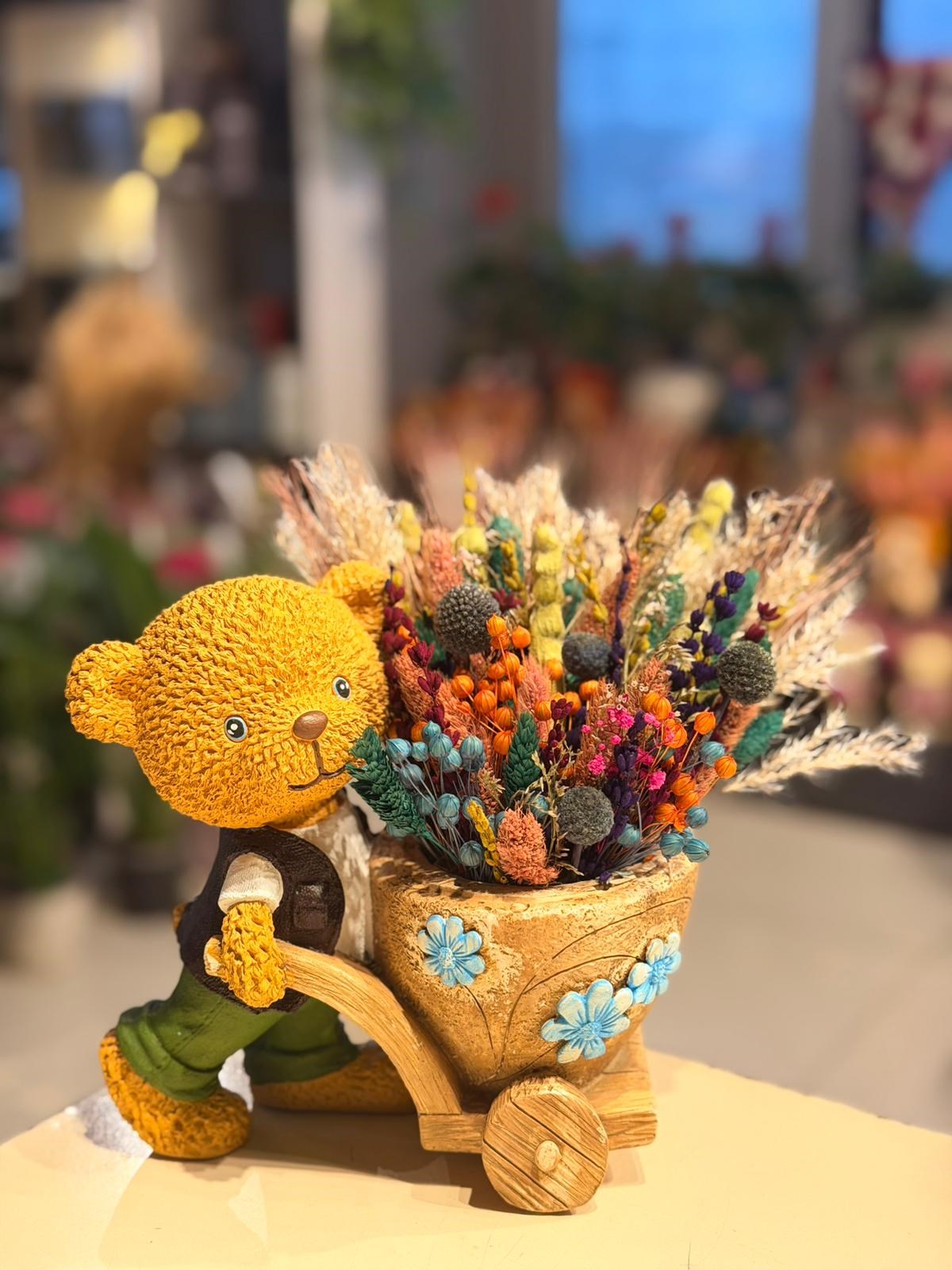 Kahverengi Yeşil Elbiseli Arabalı Ayıcık Seramik Kuru Çiçek