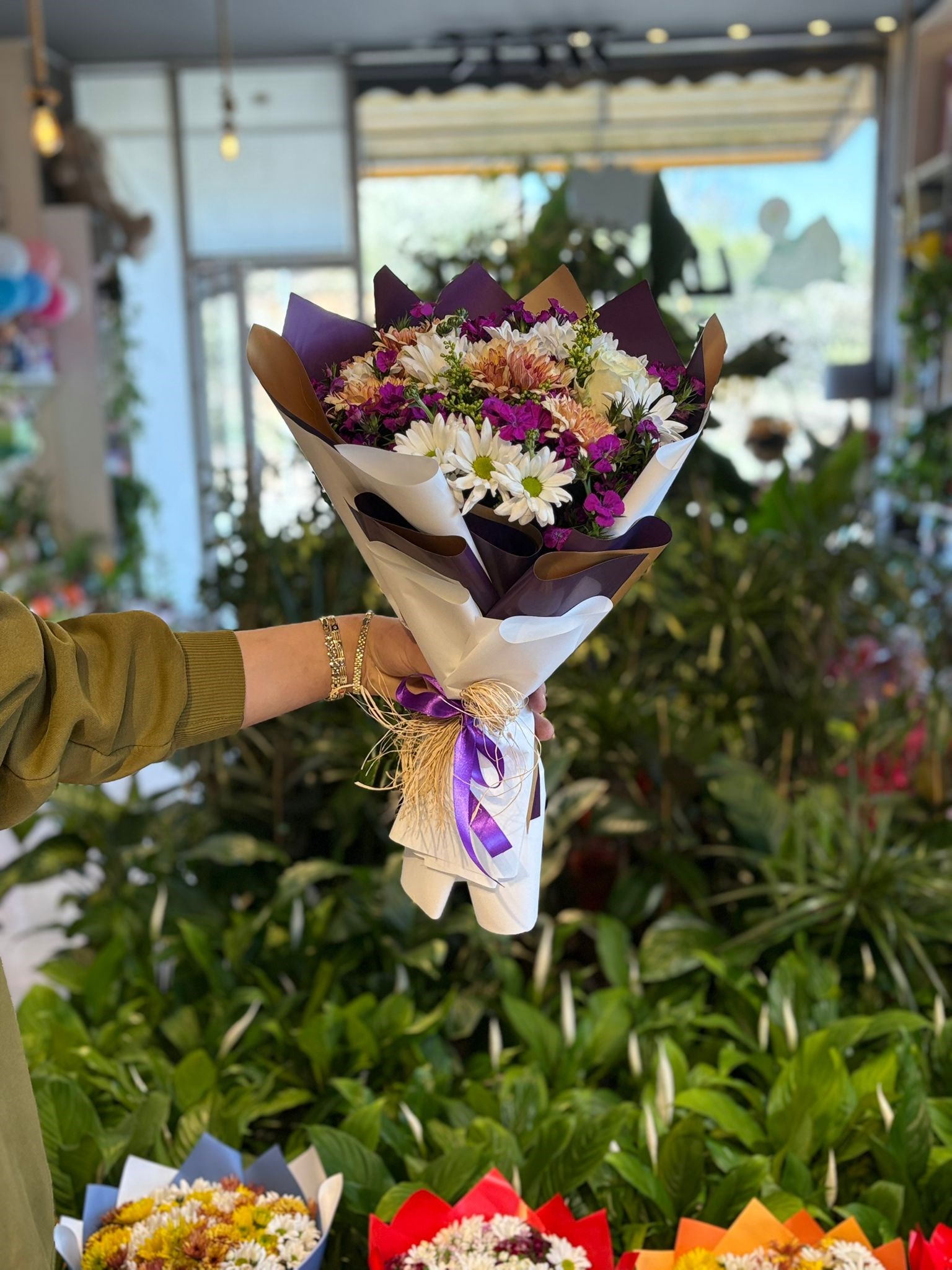 Karışık Renkli Mevsim Buketi Mor Beyaz Paket