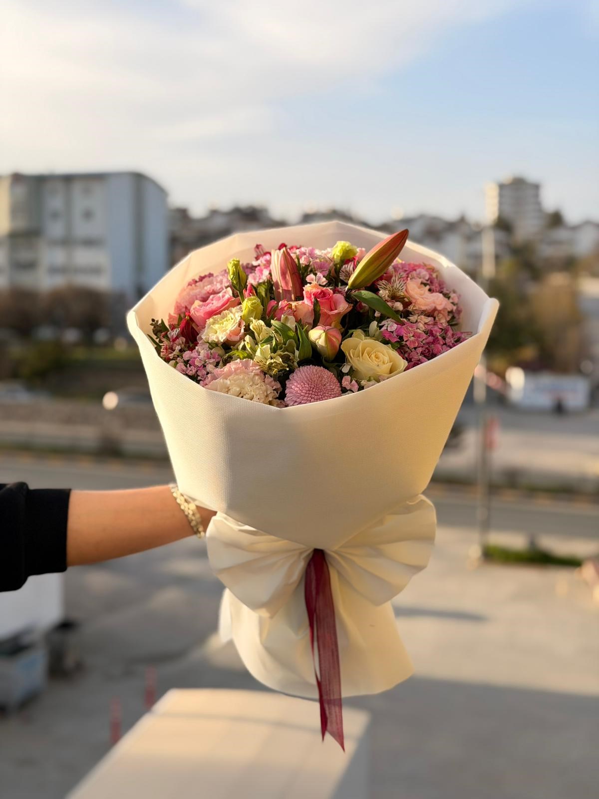 Karışık Renkli Pembe Tonlarında Mevsim Buketi