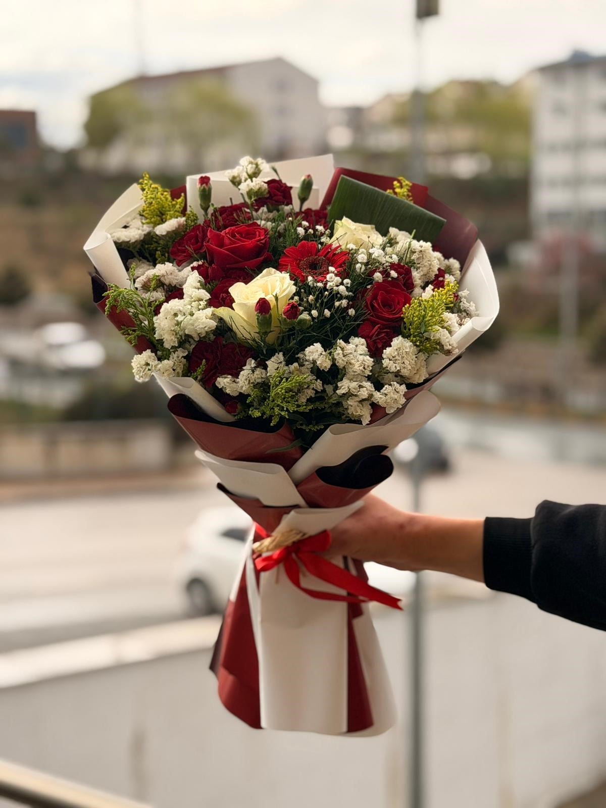 Kırmızı Beyaz Gül Gerbera Statis Buketi 