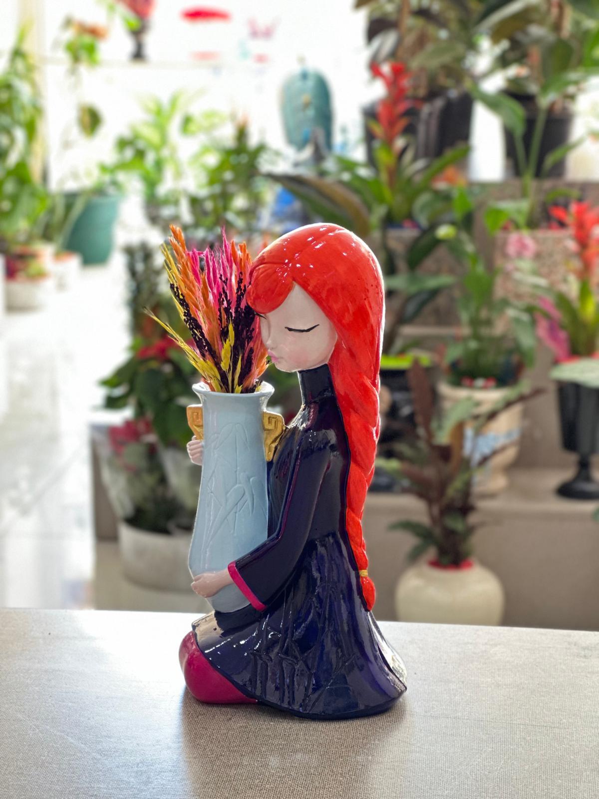 Kırmızı Saçlı Lacivert Elbiseli Vazo Tutan Kız Seramik Kuru Çiçek