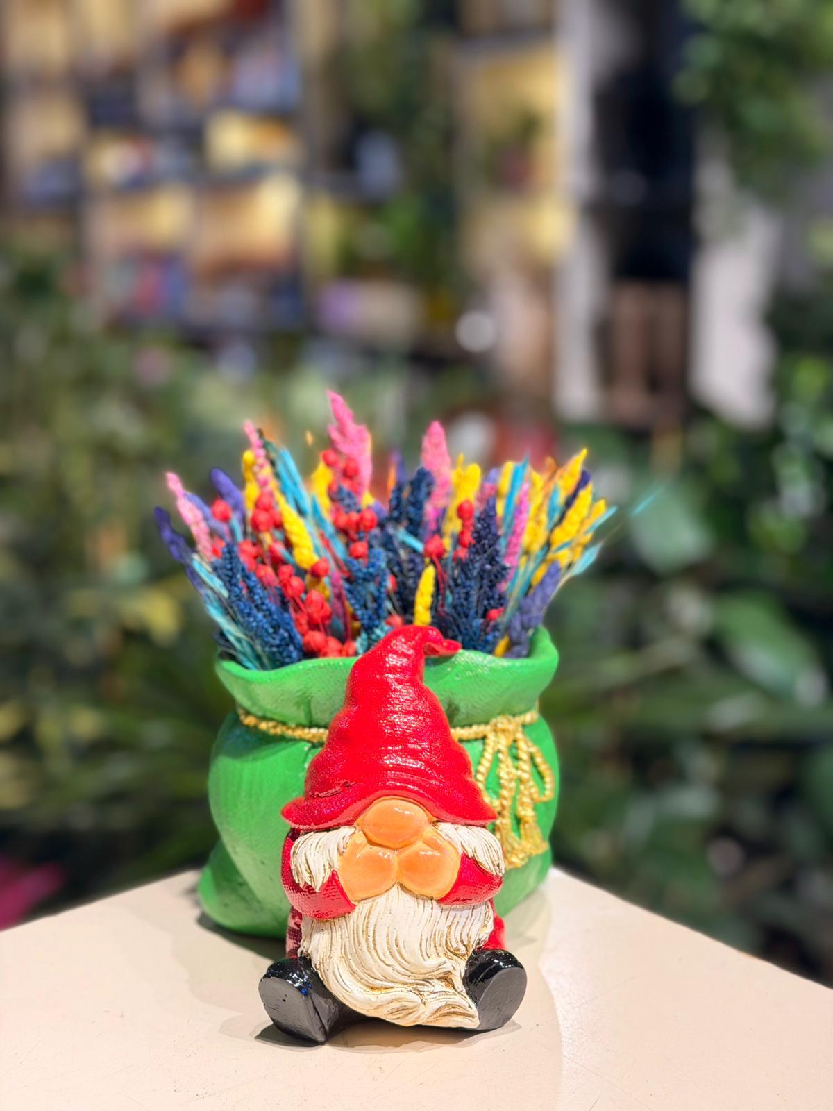 Kırmızı Şapkalı Yeşil Cüce Seramik Mor Kuru Çiçek