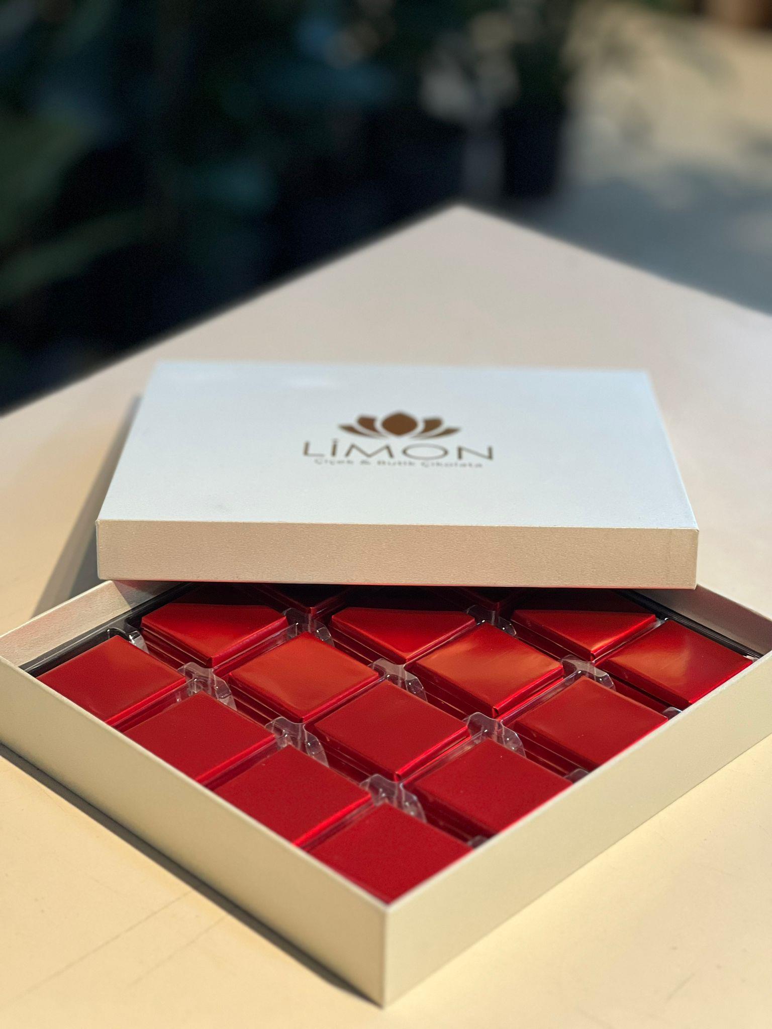 Krem Kutu İçersinde Kırmızı Sargılı Madlen Çikolata Elit 48 Adet