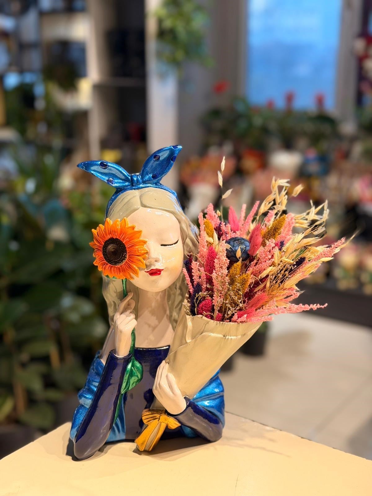 Mavi Ayçiçeği Tutan Kız Seramik Kuru Çiçek
