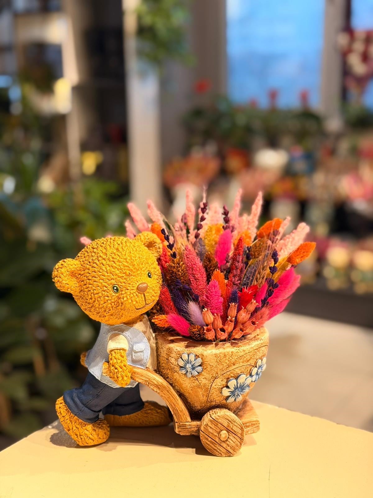 Mavi Ceketli Arabalı Ayıcık Seramik Pembe Kuru Çiçek 