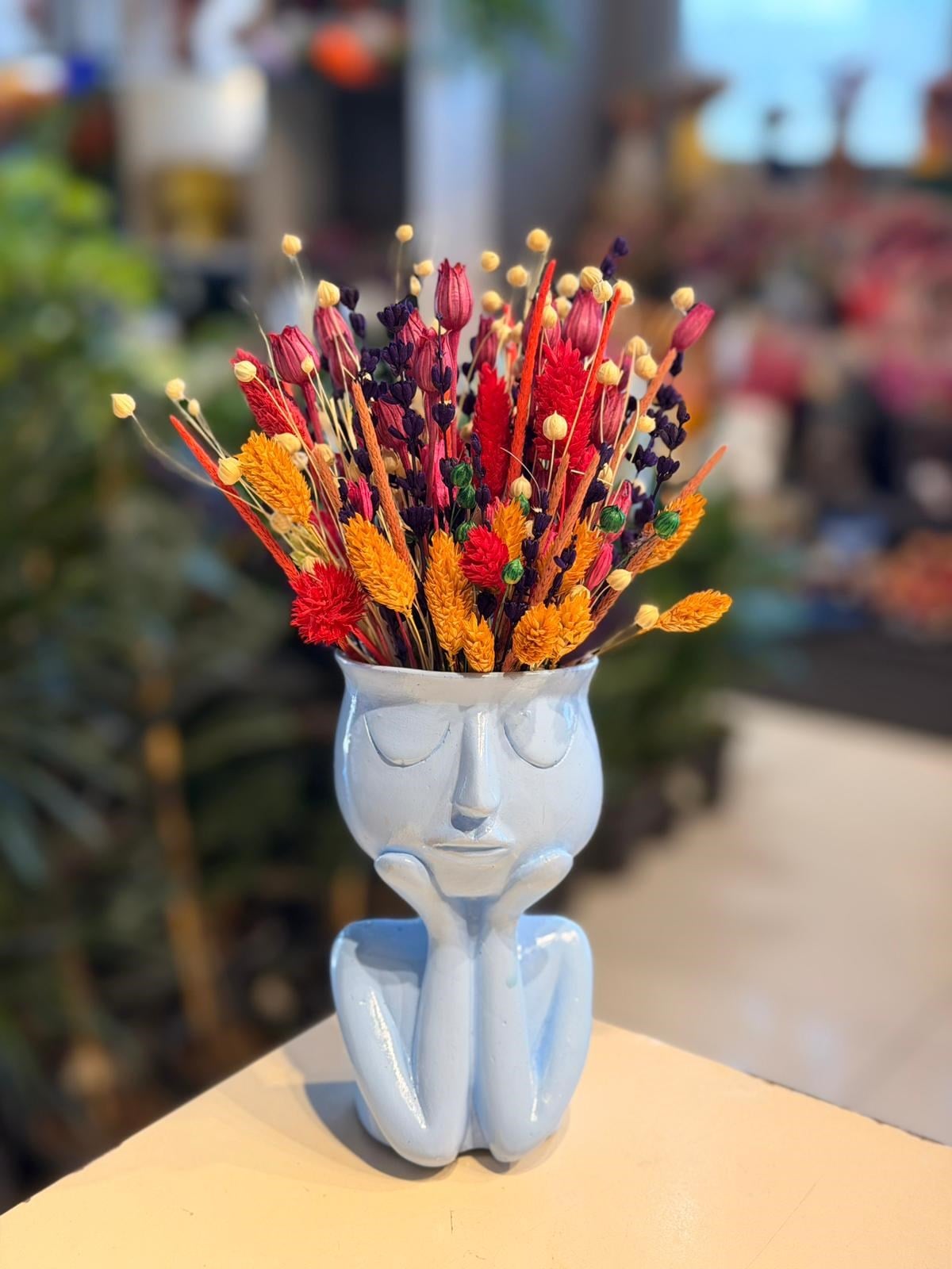 Mavi Düşünen Adam Seramik Turuncu Kuru Çiçek Detaylı