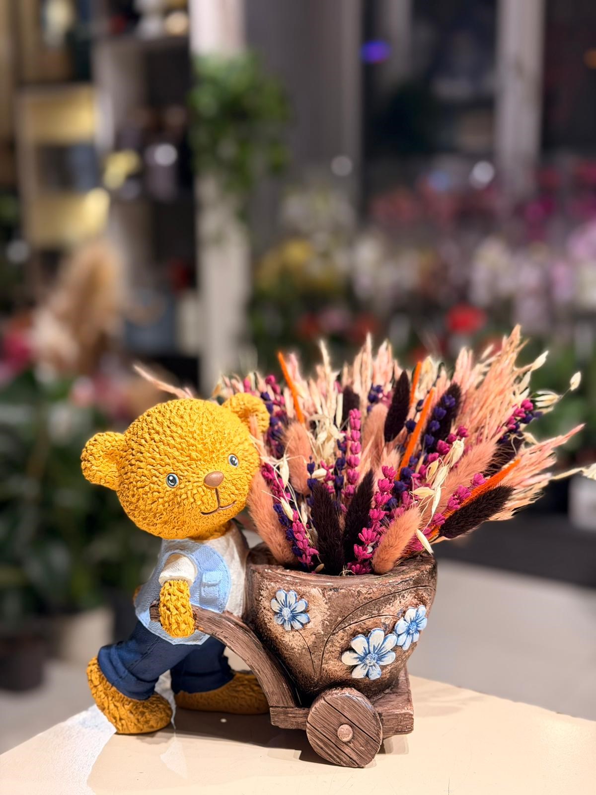 Mavi Elbiseli Kahverengi Araba Taşıyan Ayıcık Seramik