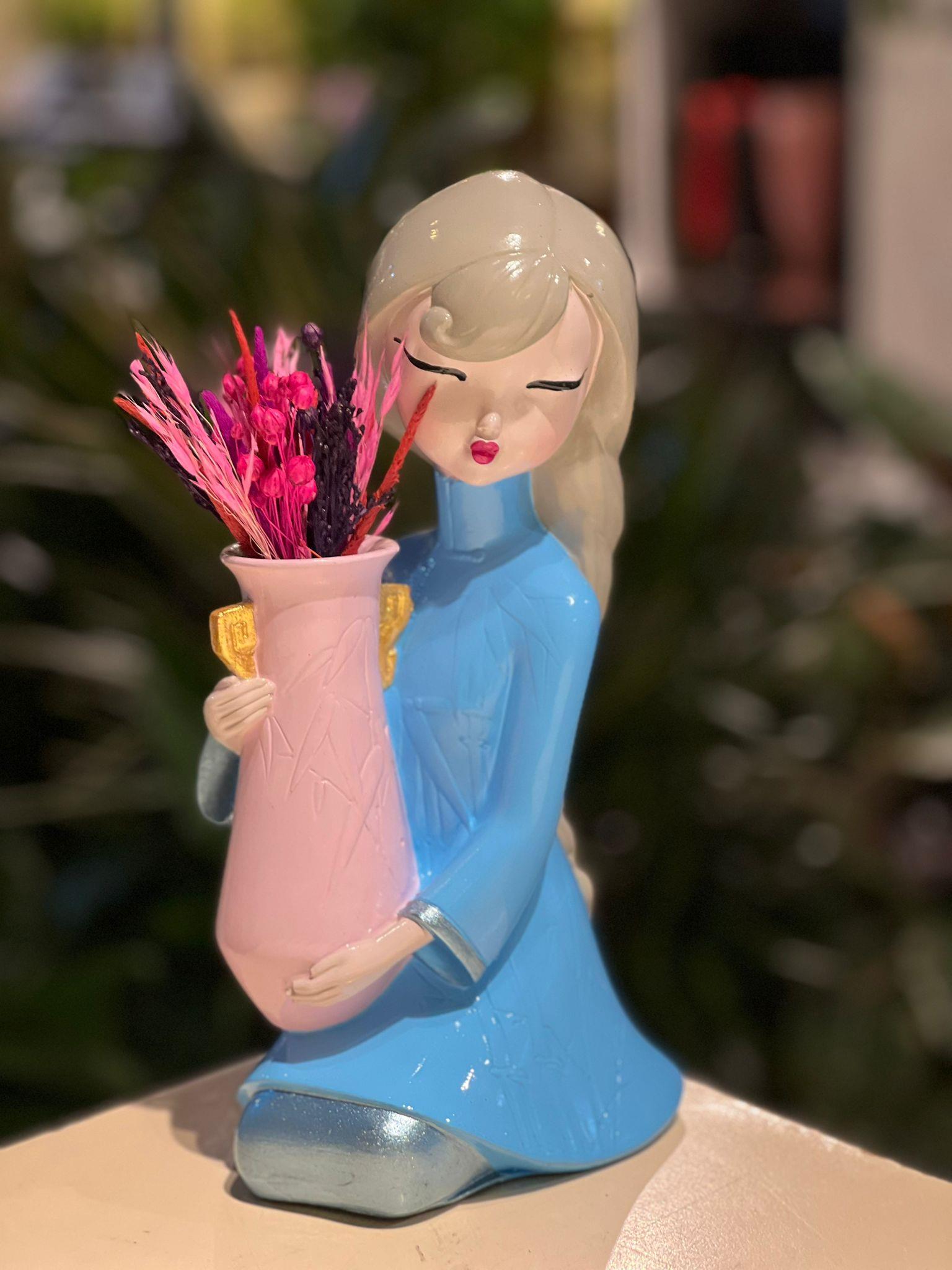 Mavi Elbiseli Vazo Tutan Kız Seramik Kuru Çiçek