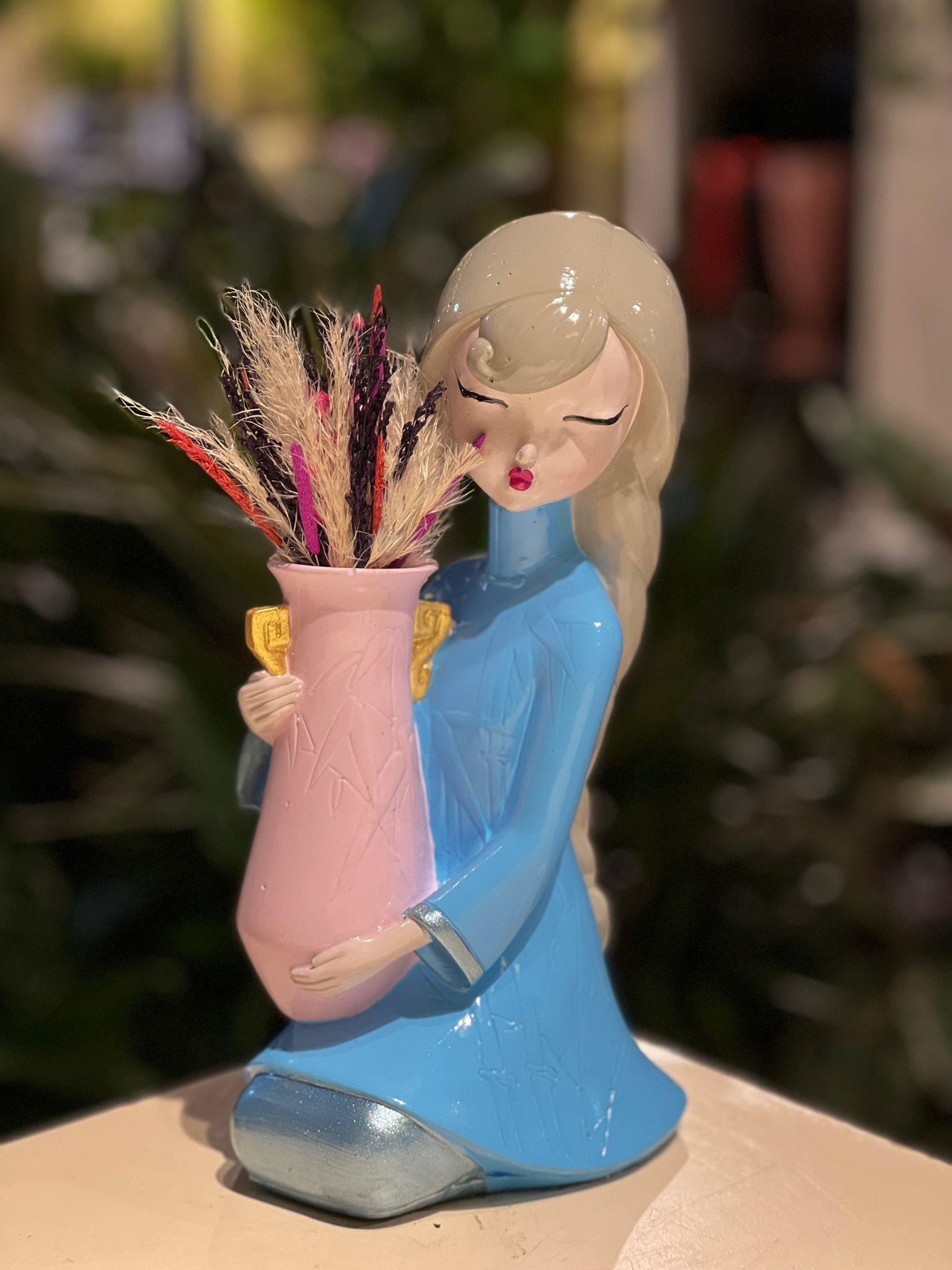 Mavi Elbiseli Vazo Tutan Kız Seramik Kuru Çiçek