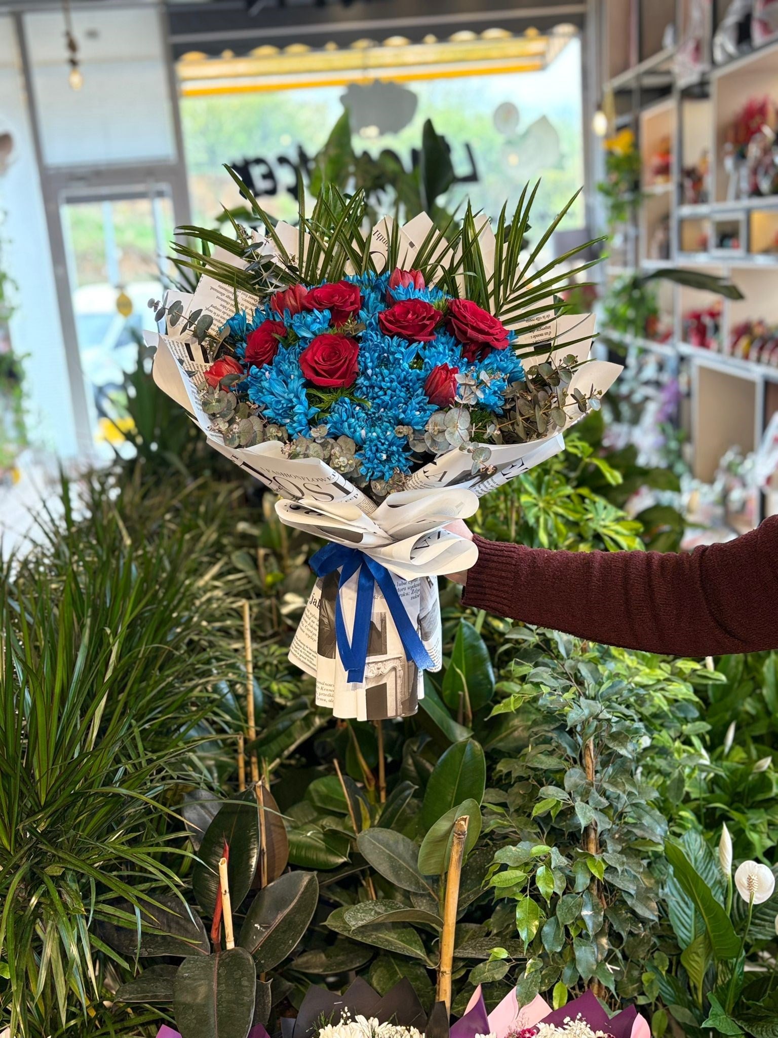 Mavi Papatya Arası İthal Kırmızı Gül