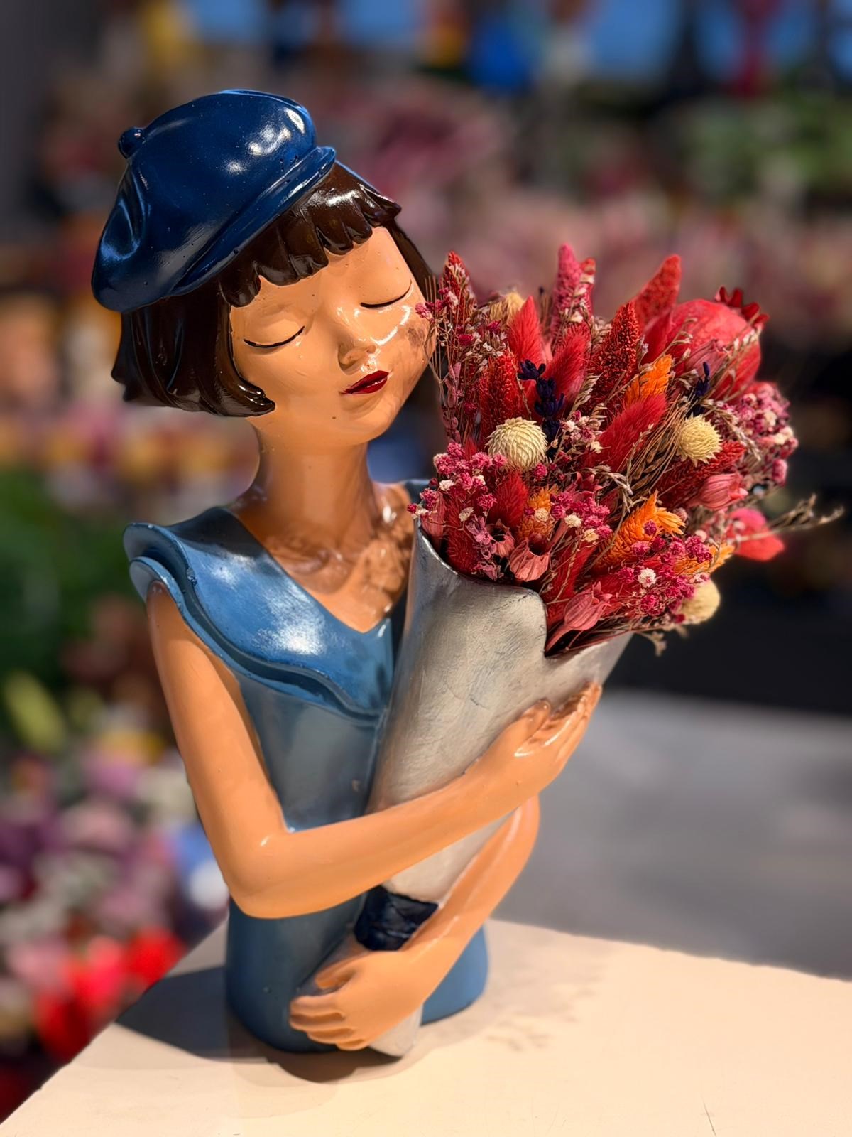 Mavi Şapkalı Buket Tutan Kız Seramik Kuru Çiçek