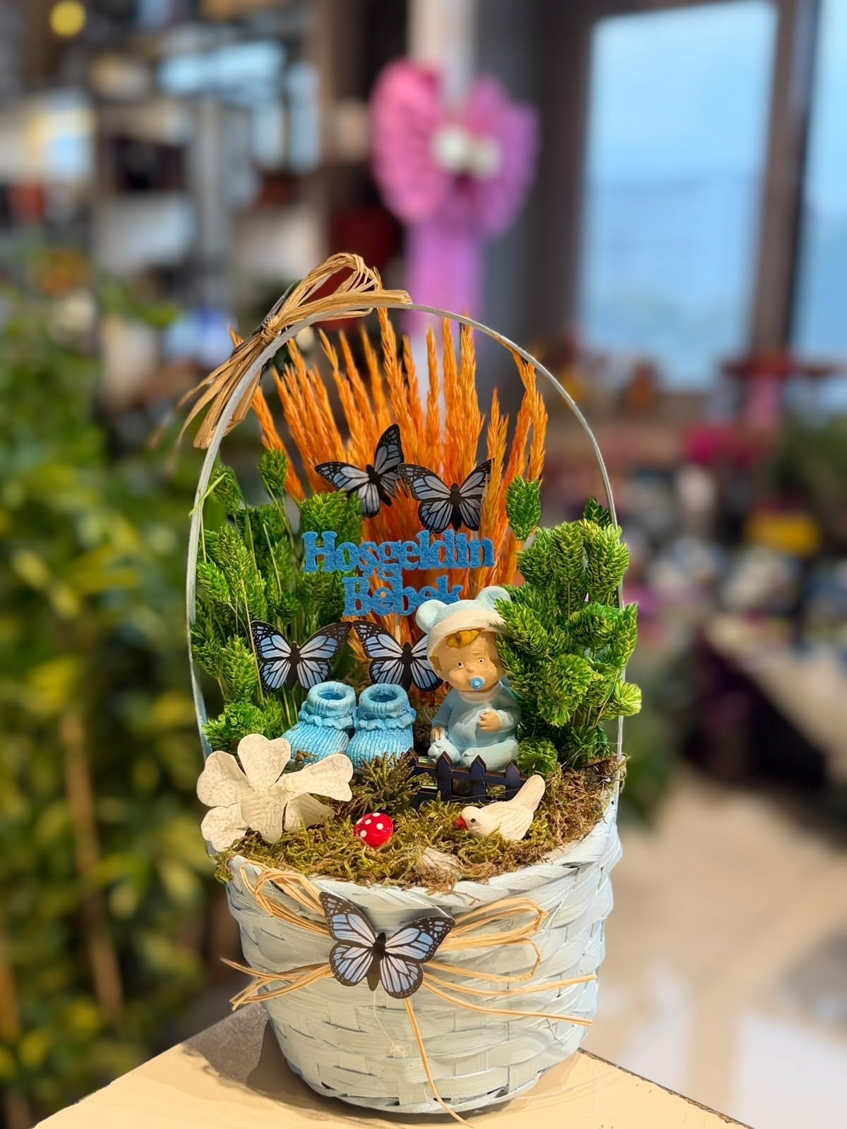 Mavi Sepet İçerisinde  Yapay Erkek Bebek Aranjmanı