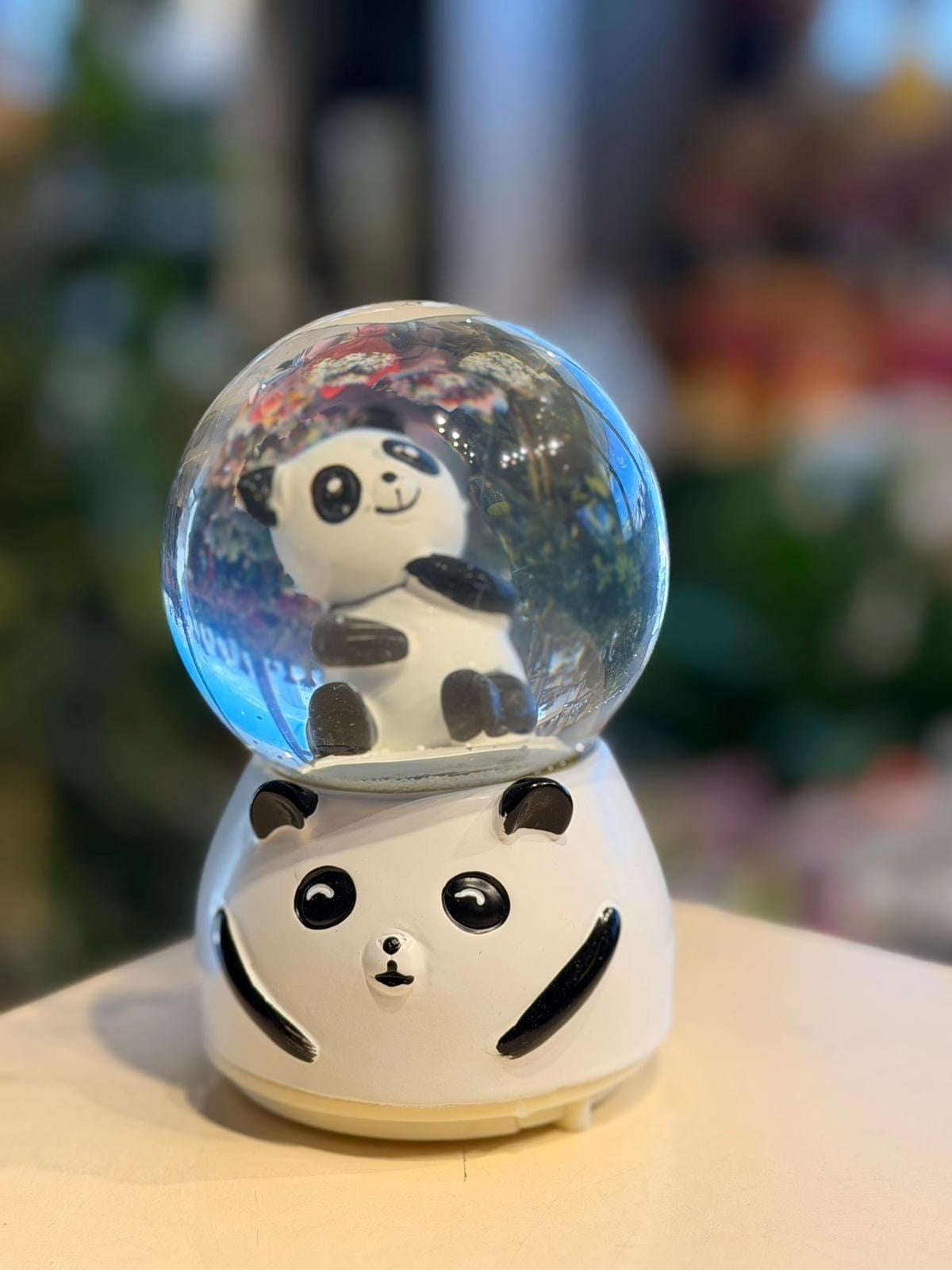 Orta Boy Motorlu Işıklı Panda Temalı Kar Küresi