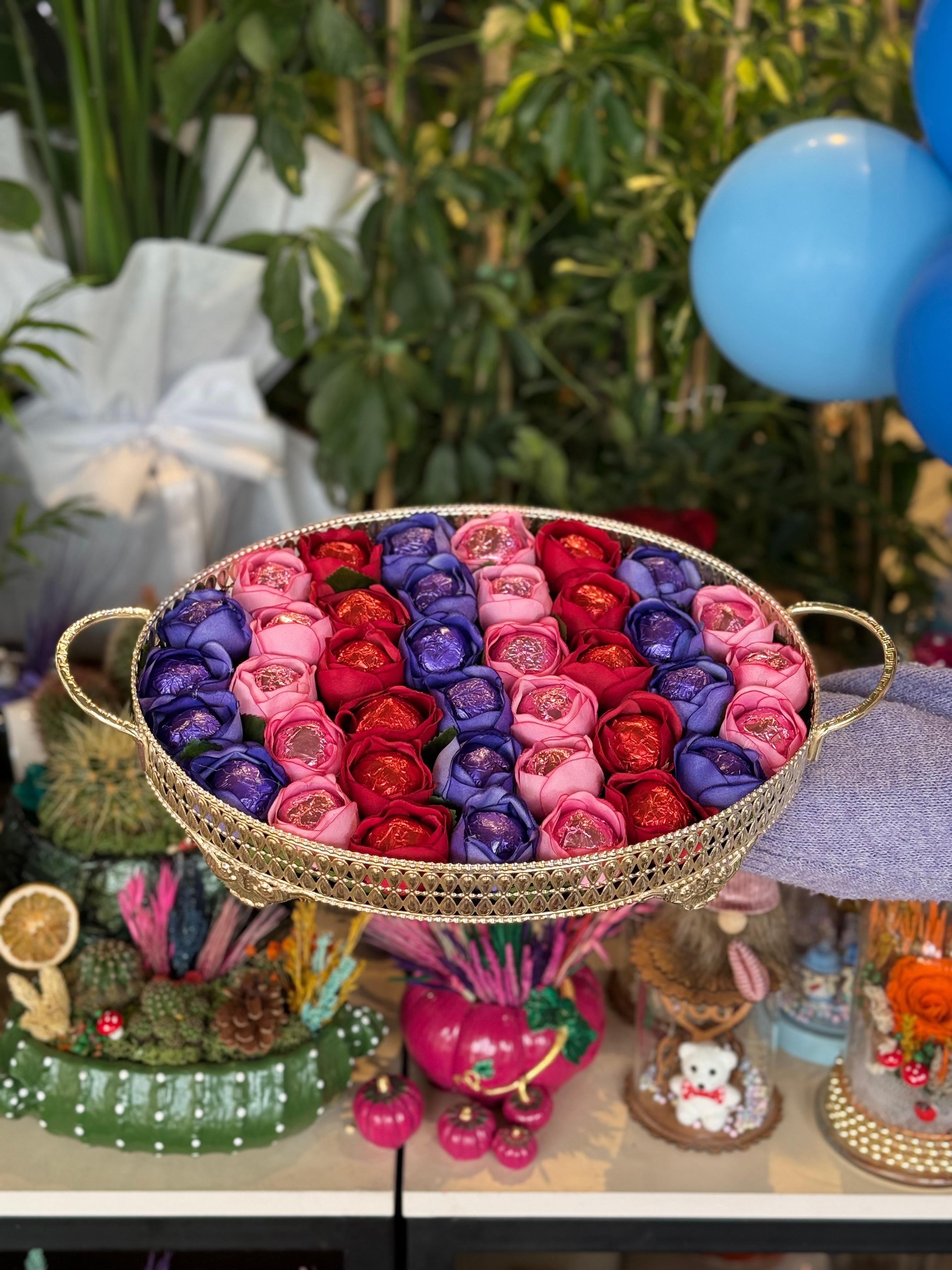 Oval Tepsi İçerisinde Renkli Çikolata