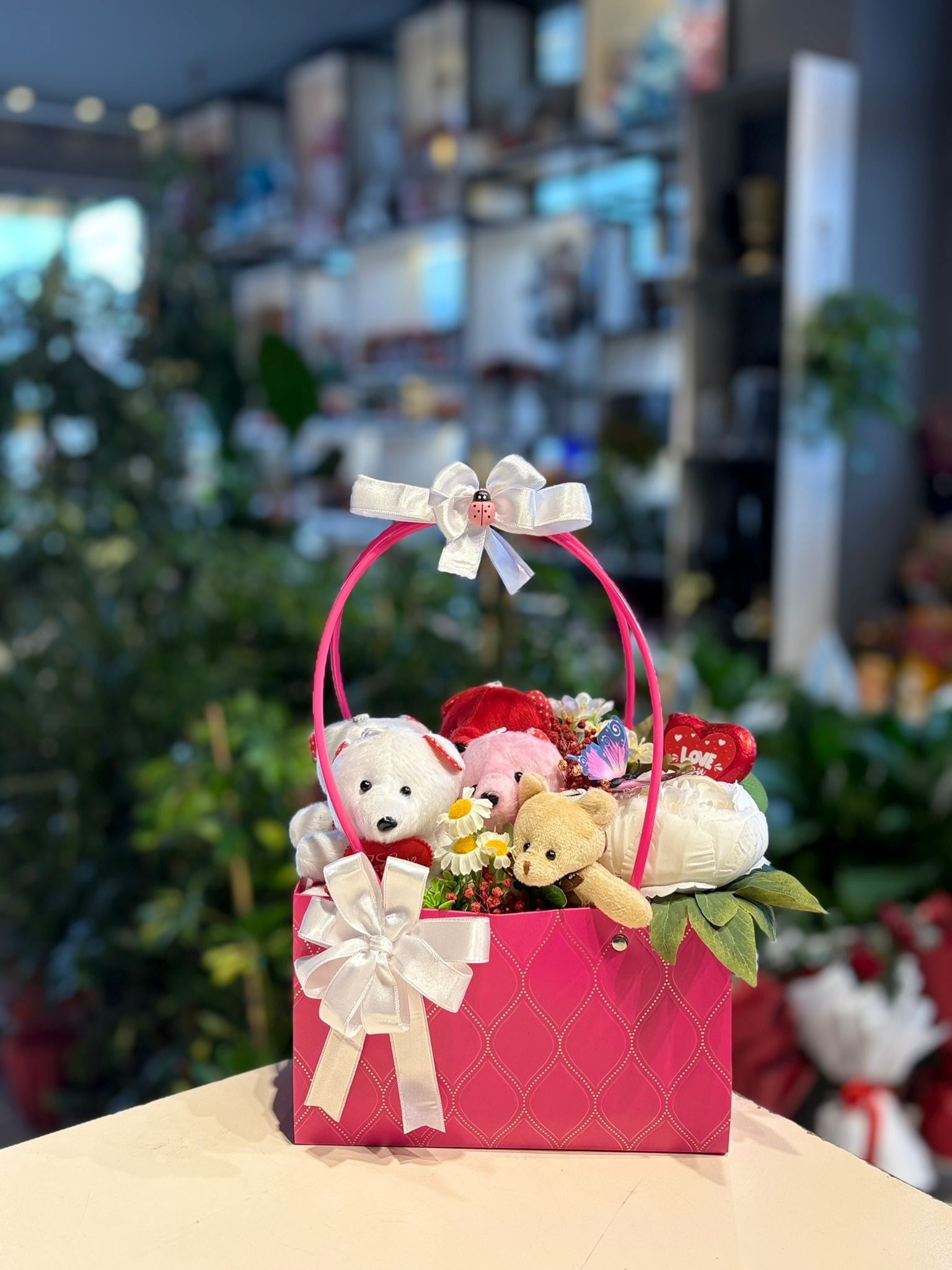 Pembe Çanta İçerisinde Peluş Ayıcık Yapay Çiçek Aranjmanı
