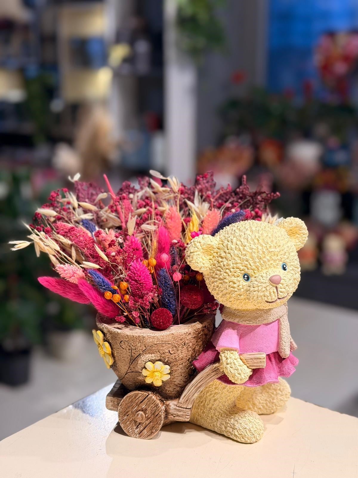 Pembe Elbiseli Araba Taşıyan Ayıcık Seramik Kuru Çiçek