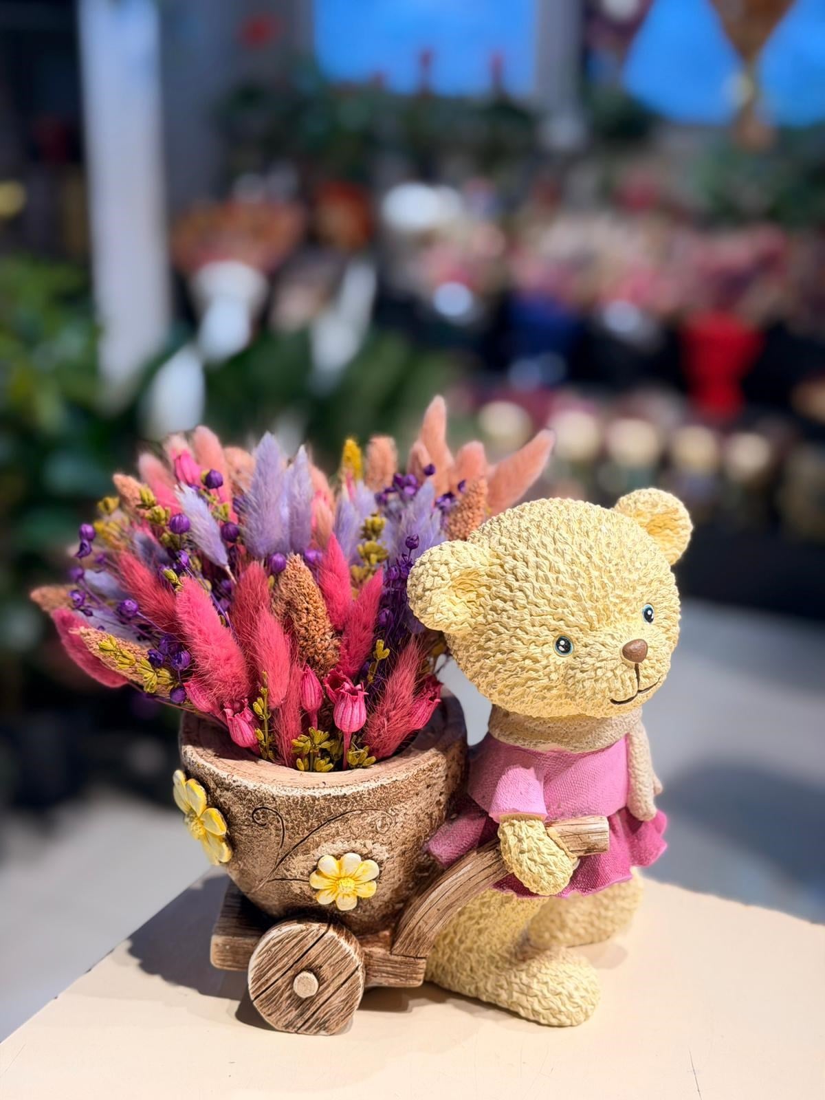 Pembe Elbiseli Araba Taşıyan Ayıcık Seramik Kuru Çiçek