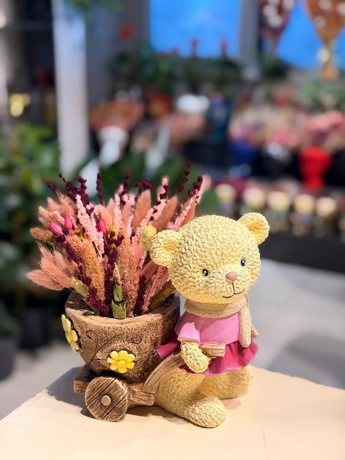 Pembe Elbiseli Araba Taşıyan Ayıcık Seramik Pembe Kuru Çiçek Detaylı