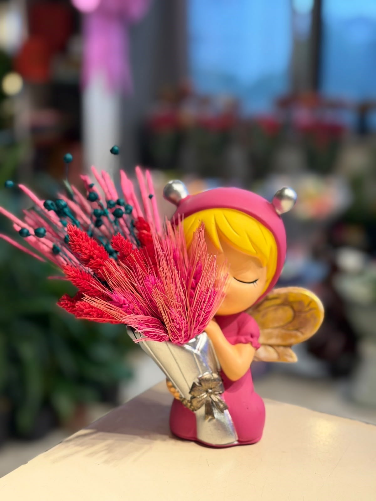 Pembe Elbiseli Melek Kanatlı Kız Seramik İçerisinde Kuru Çiçek