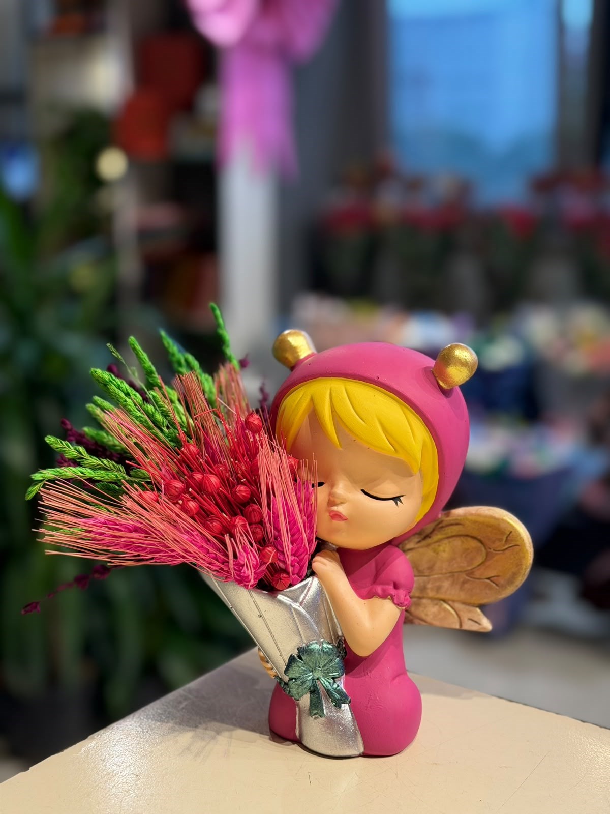 Pembe Elbiseli Melek Kanatlı Kız Seramik İçerisinde Kuru Çiçek