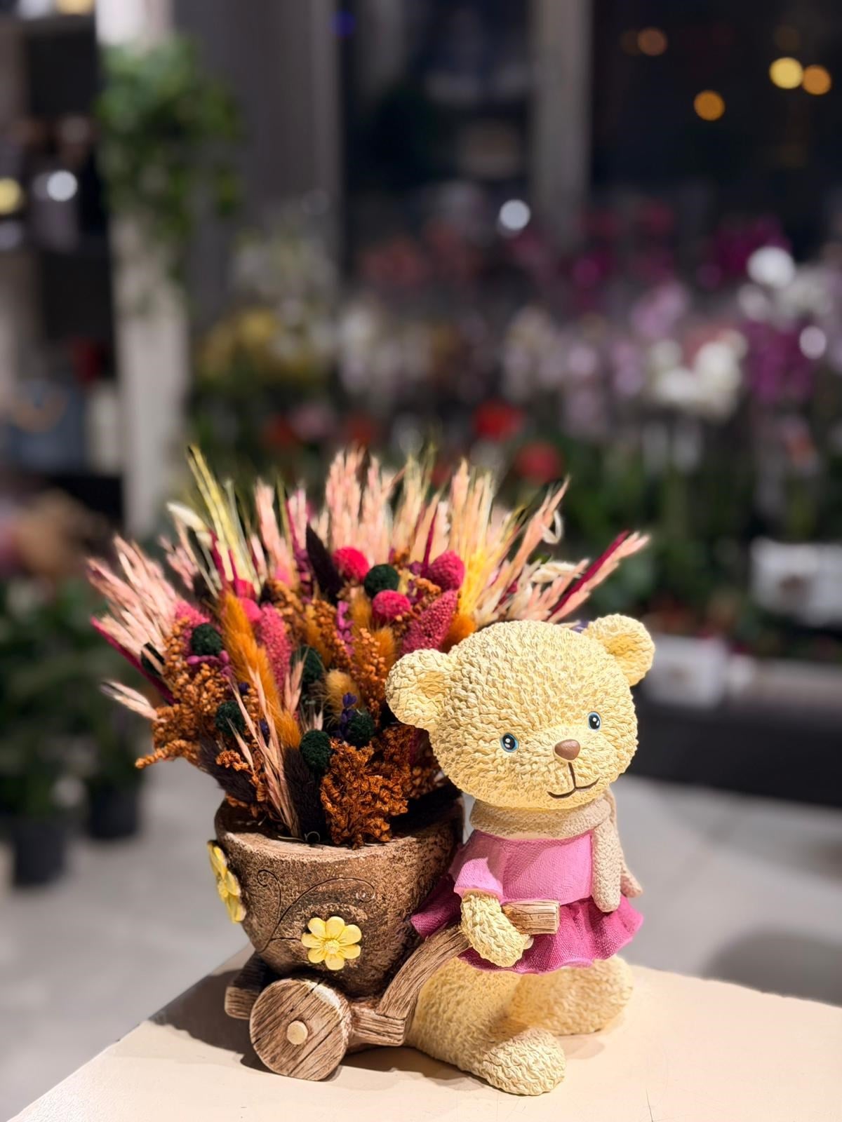 Pembe Etekli Araba Taşıyan Ayıcık Seramik Kuru Çiçek