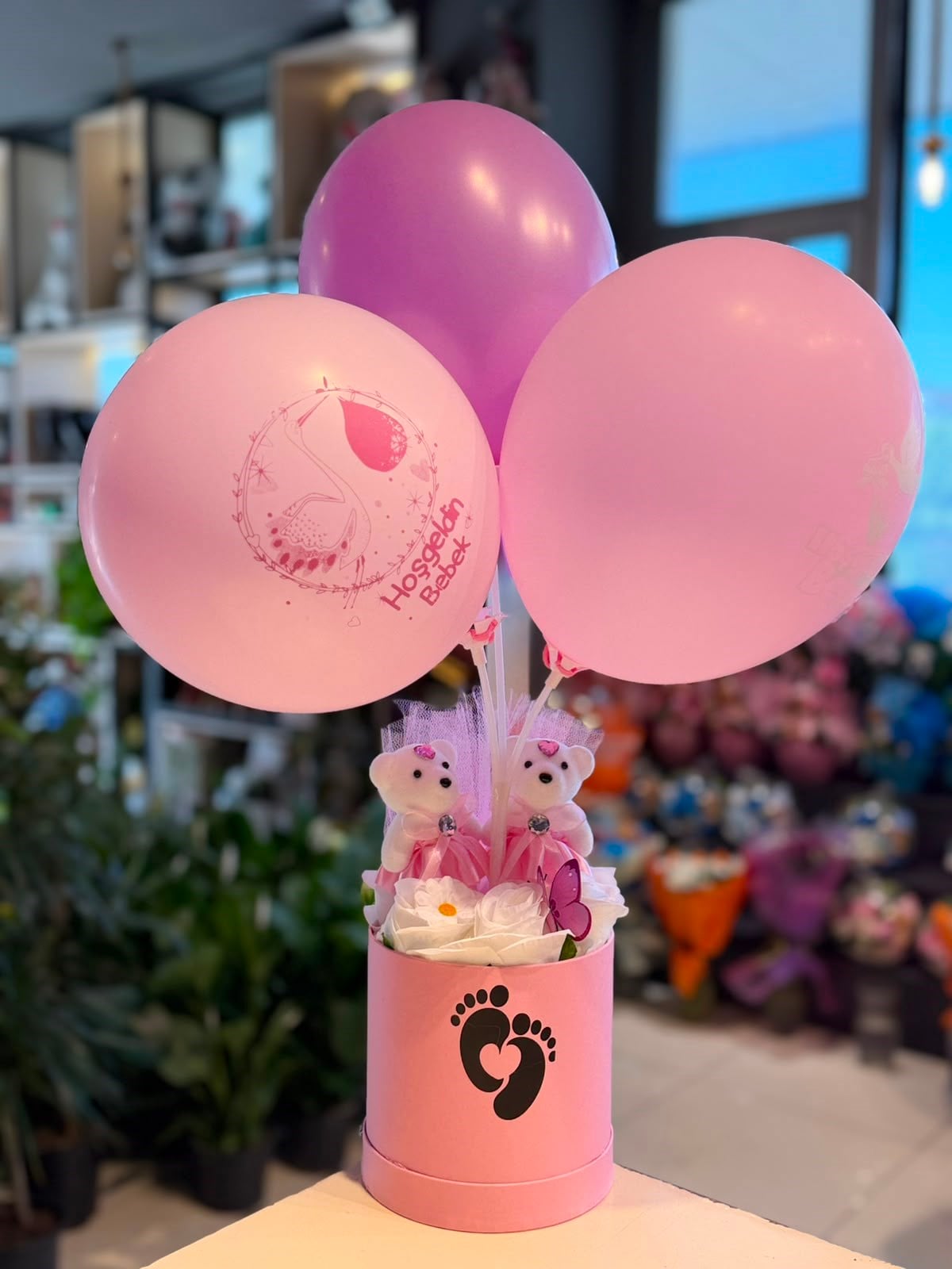 Pembe Kutu İçerisinde Yapay Çiçek Aranjmanı Pembe Balon