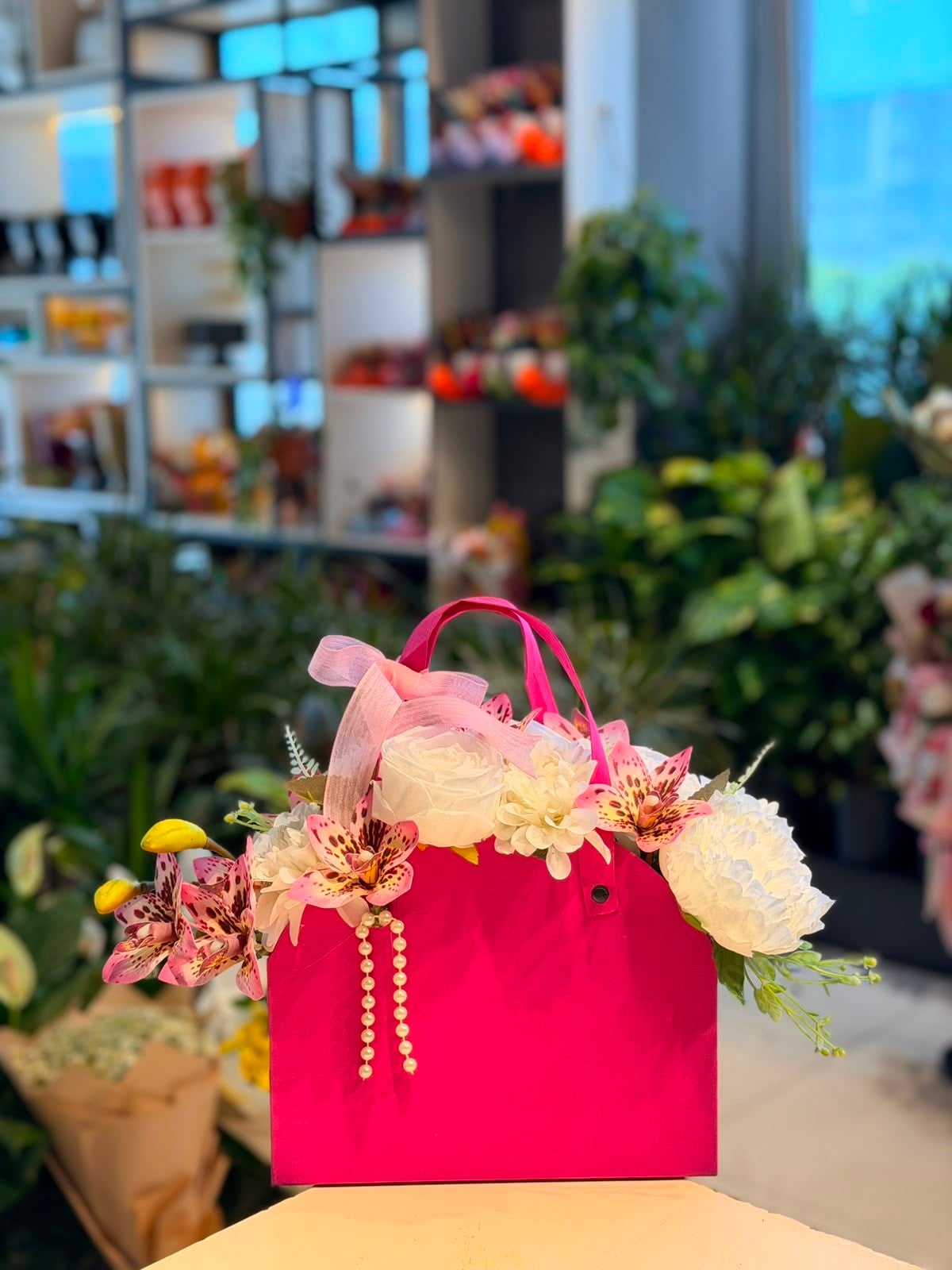 Pembe Kutu İçerisinde Yapay Çiçek Aranjmanı