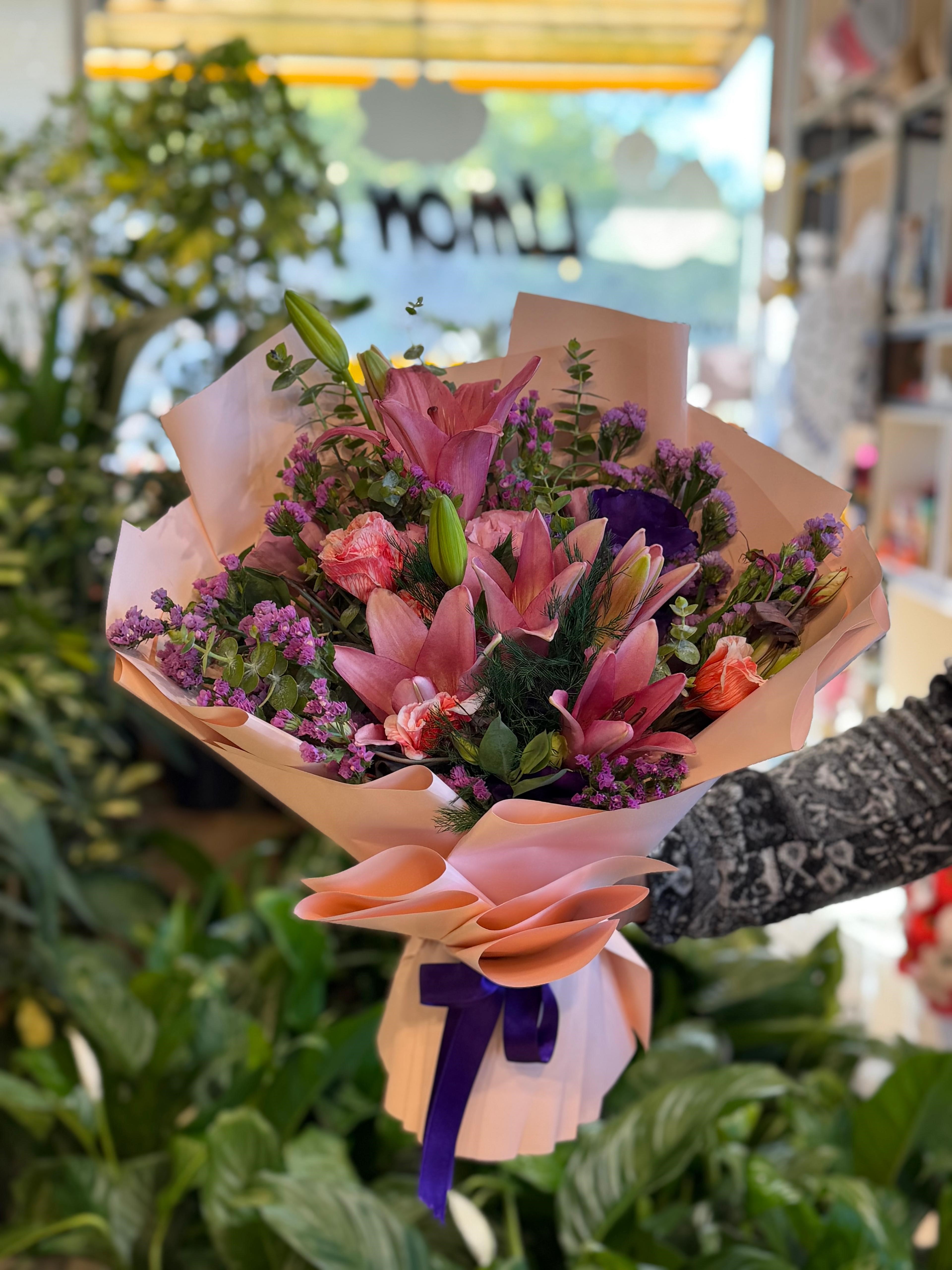 Pembe Lilyum Lisyantus Renkli Gül Buketi
