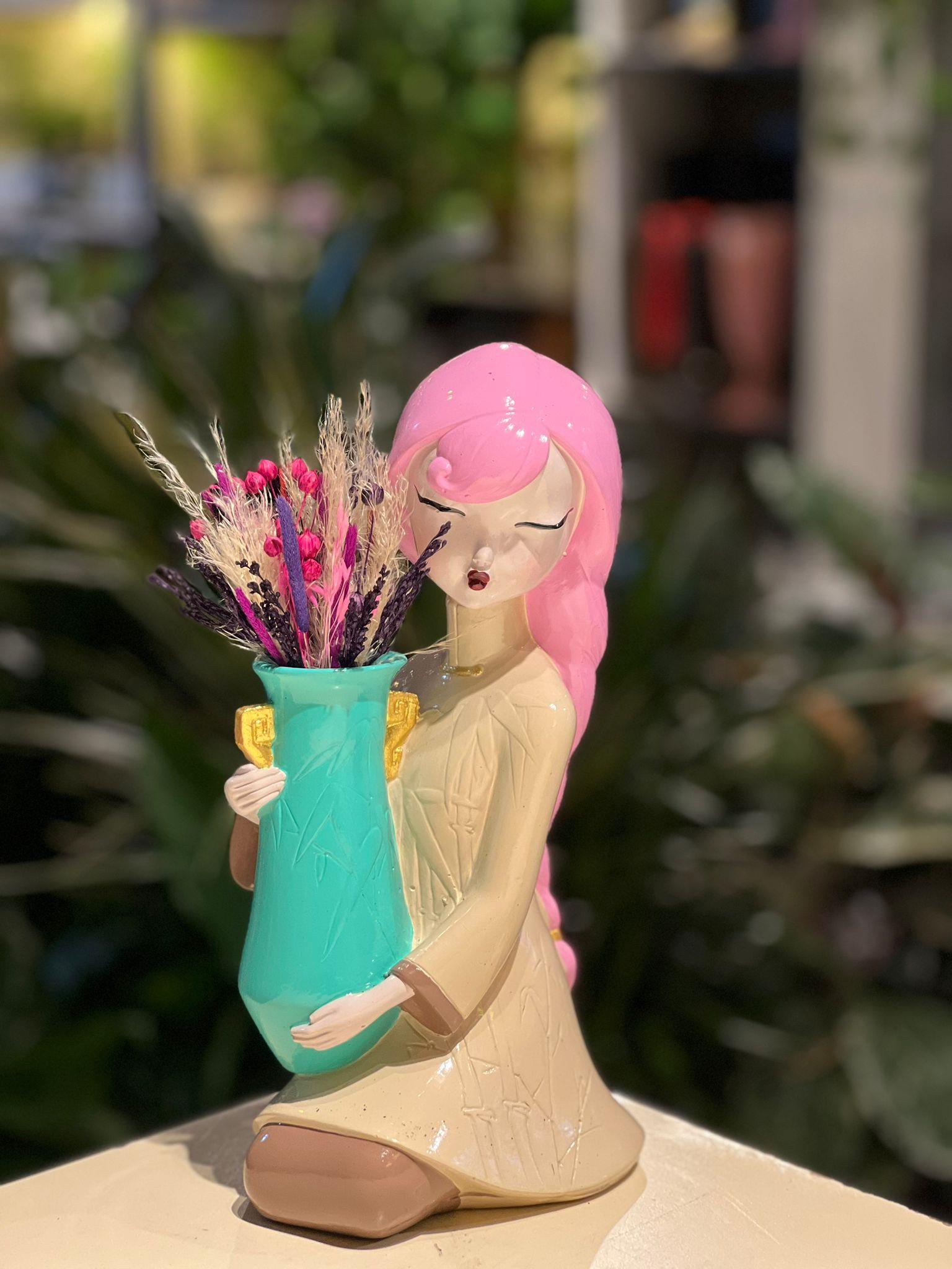 Pembe Saçlı Krem Elbiseli Vazo Tutan Kız Seramik Kuru Çiçek