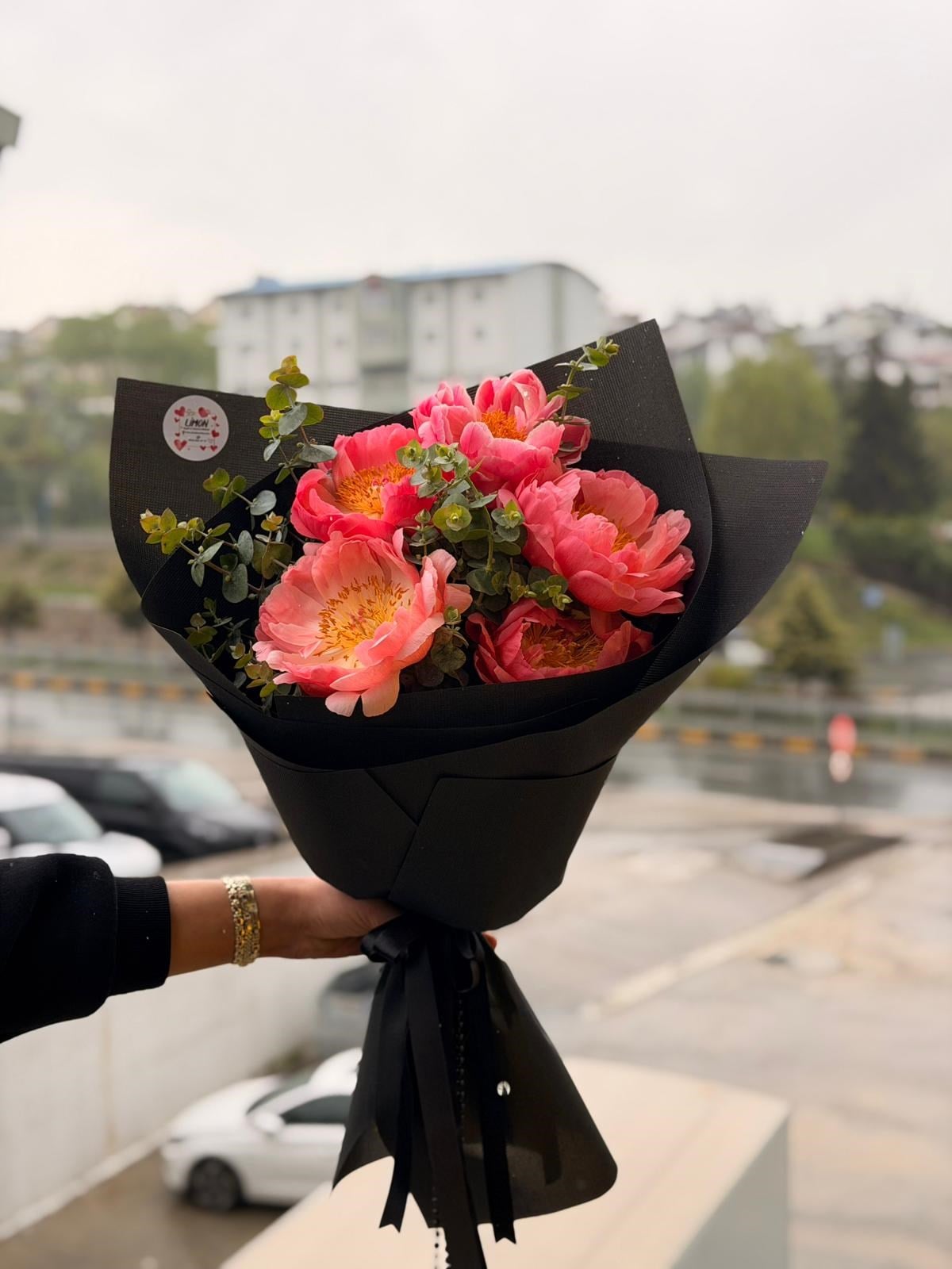 Pembe Şakayık Buketi Siyah Paket