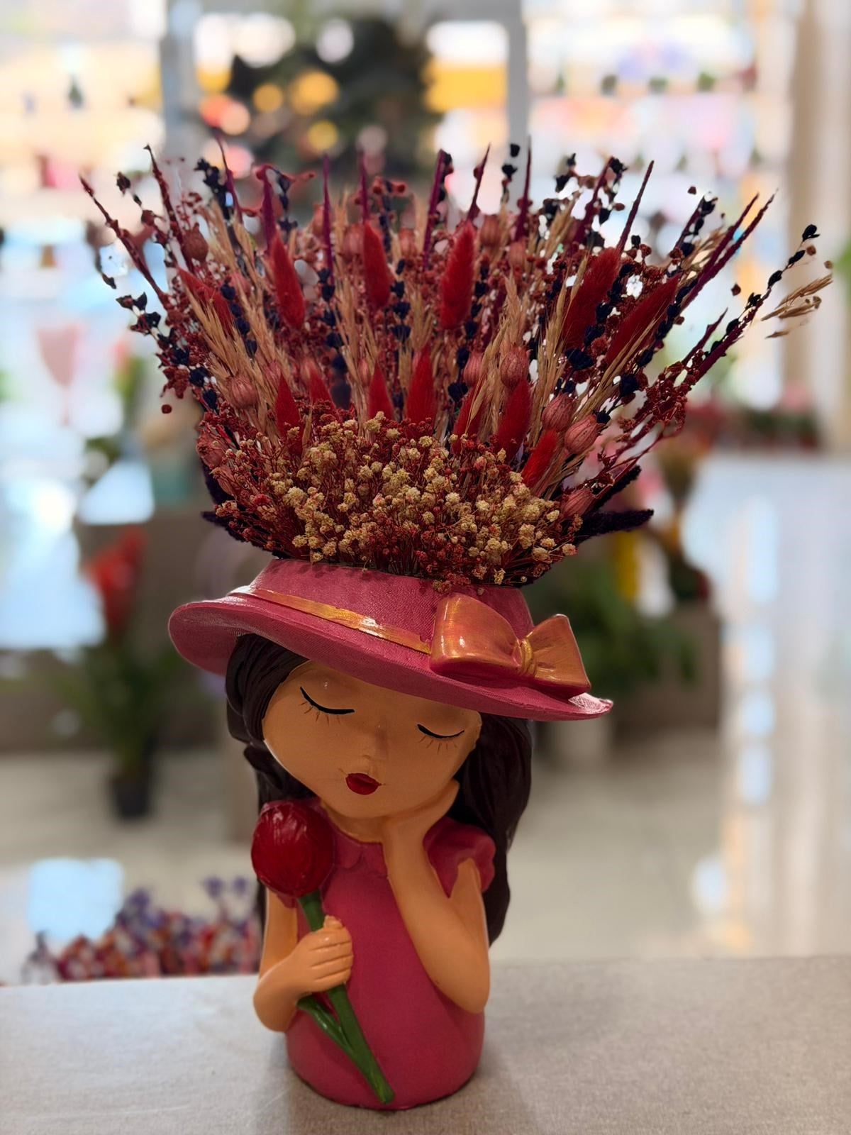 Pembe Şapkalı Çiçek Tutan Kız Seramik Kuru Çiçek