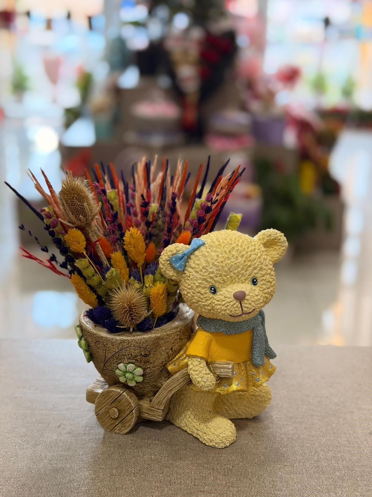 Sarı Elbiseli Araba Taşıyan Ayıcık Seramik Kuru Çiçek